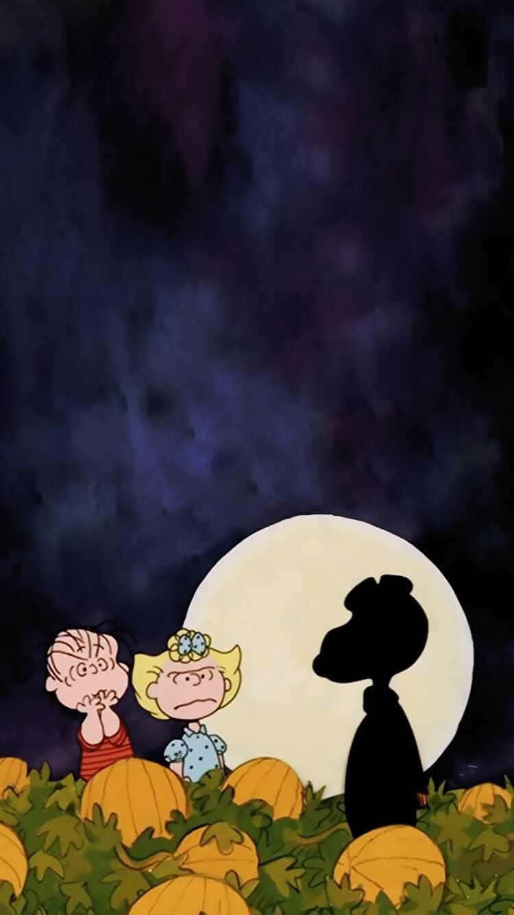 桌布 壁紙 — 花生漫畫角色站在南瓜田裡，滿月高掛在深紫色夜空。