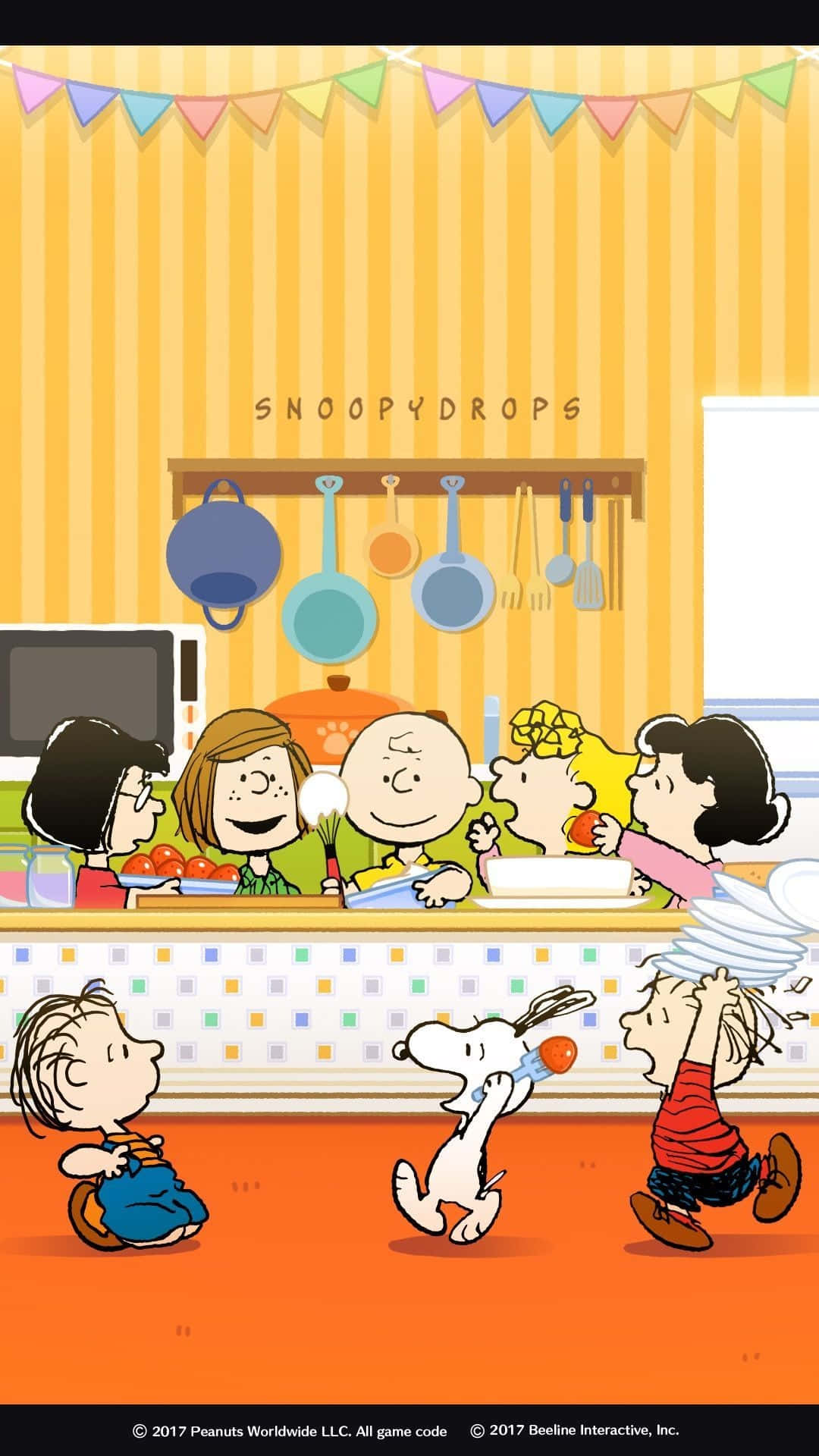 Snoopy Thanksgiving 桌布 壁紙 — 花生漫畫角色聚集在一個歡樂的廚房裡，牆上有條紋，掛著鍋子，史努比在玩球。