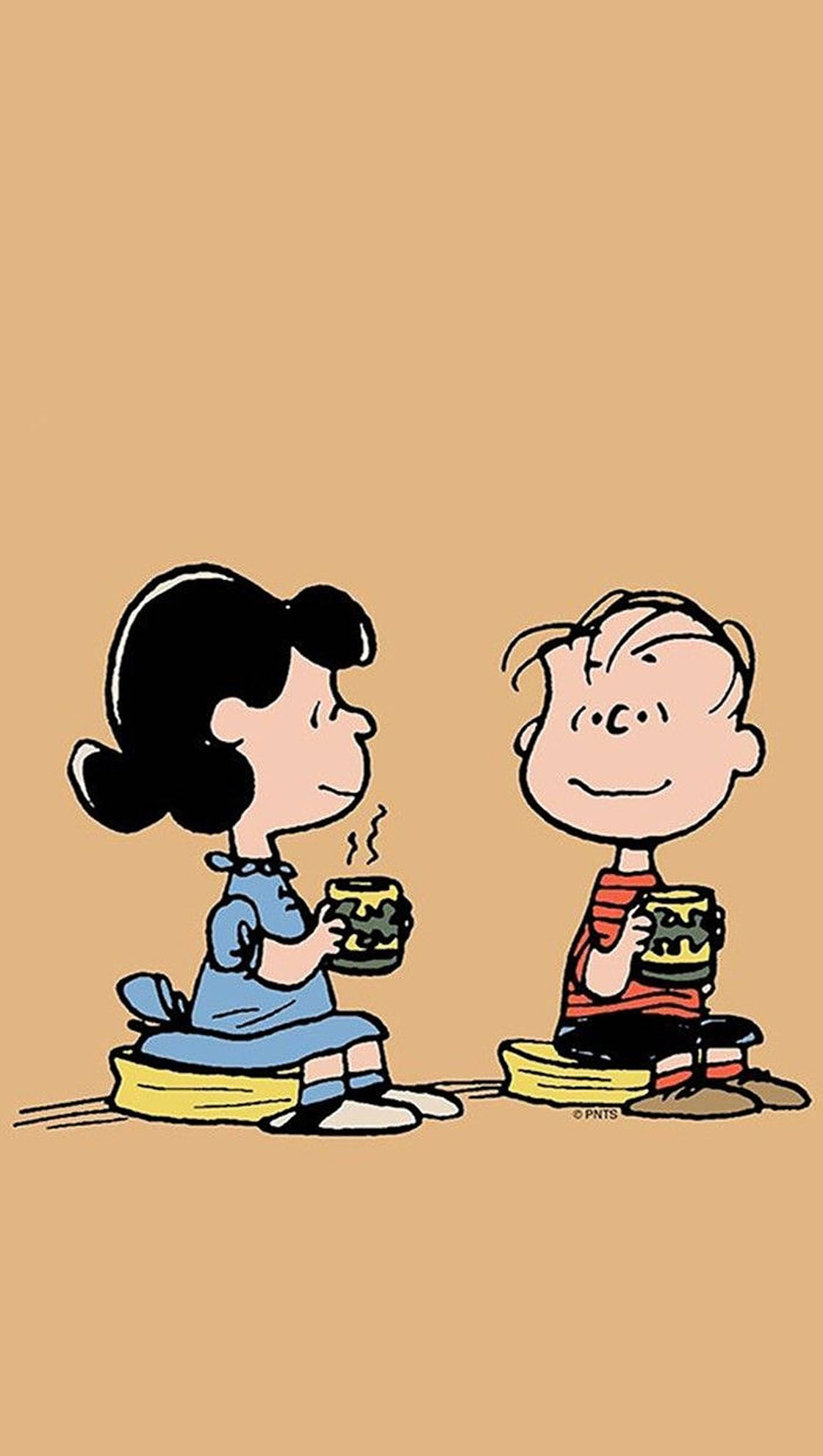 lucy 桌布 壁紙 — 花生漫畫角色露西和查理布朗面對面坐在黃色靠墊上，手持冒煙的馬克杯，背景為純色棕褐色。