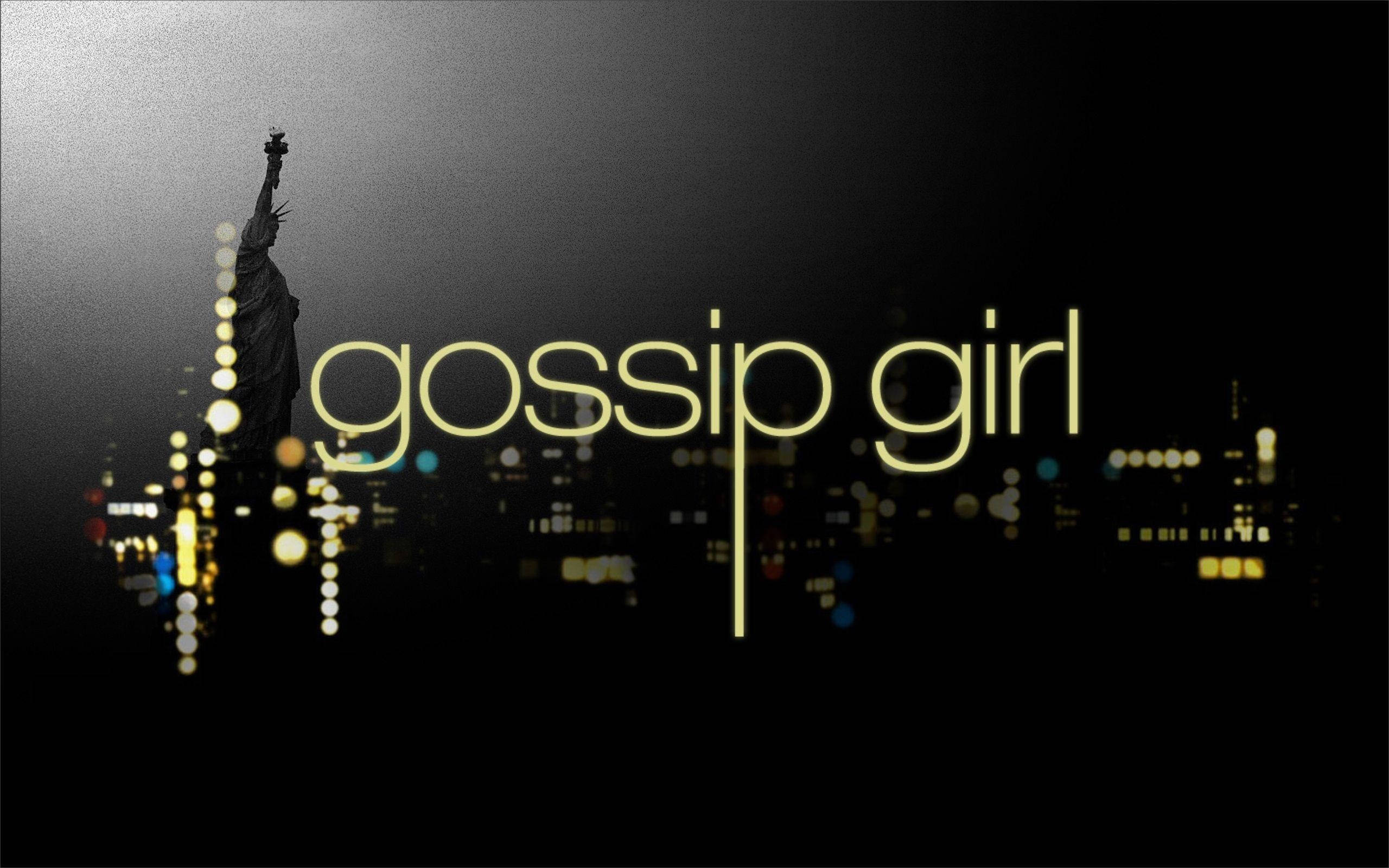 Gossip 桌布 壁紙 — 《花邊教主》標誌以金色字體發光，背景是模糊的夜景城市天際線，自由女神像呈現剪影。