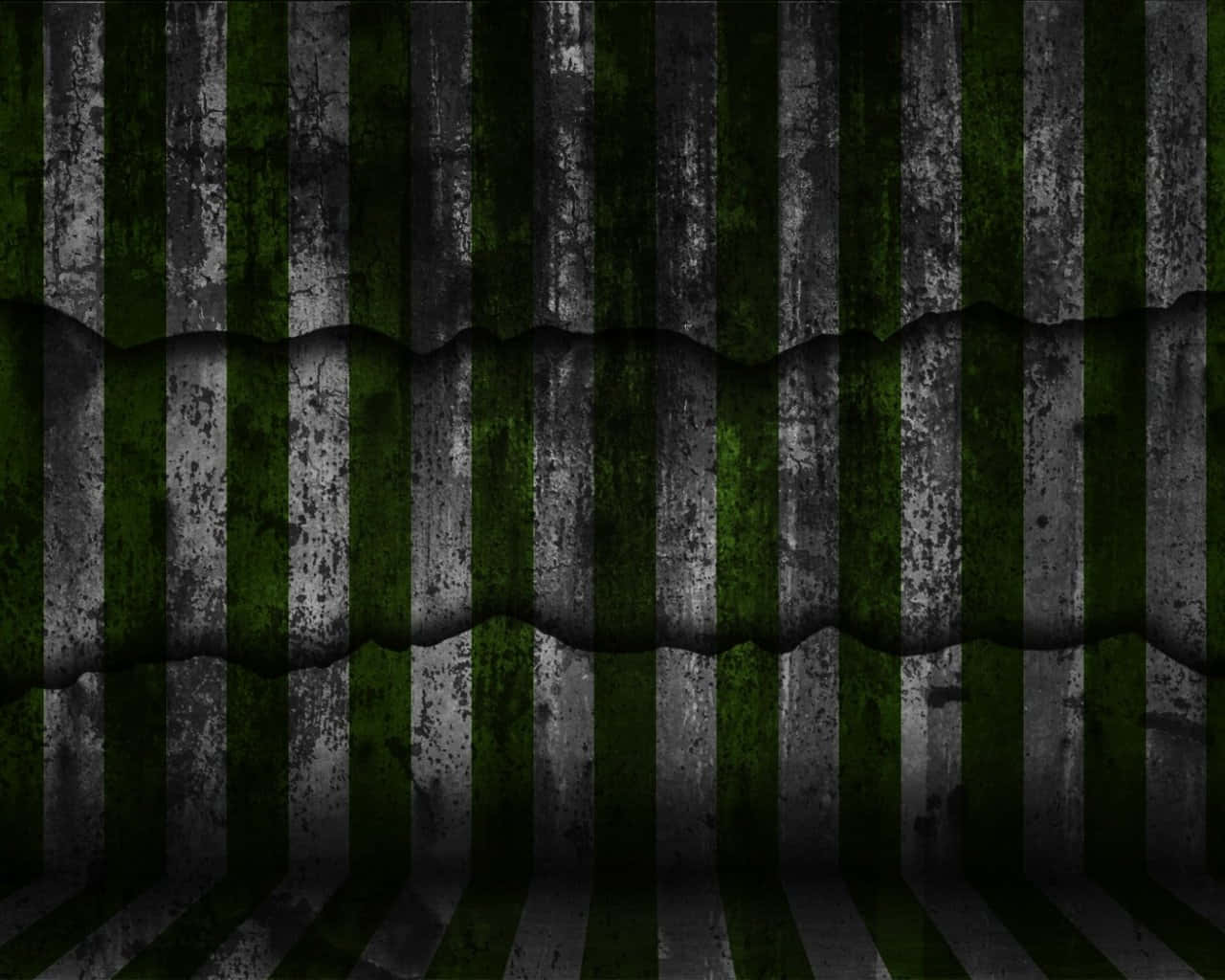 Dark Green Grunge 桌布 壁紙 — 苔綠色和風化灰色的垂直條紋營造出一種帶有紋理、頹廢風格的壁紙，中央有撕裂紙張的效果。
