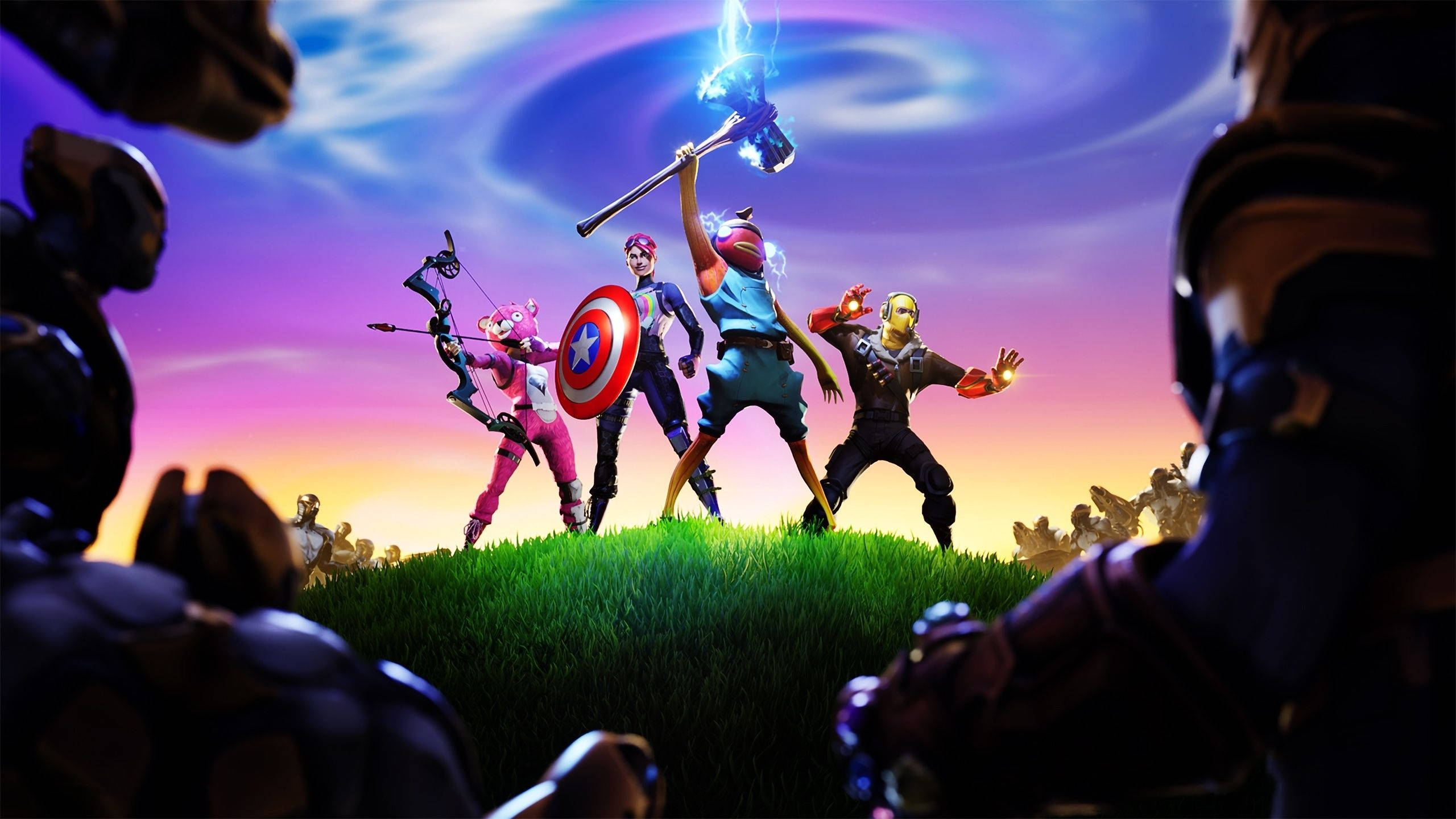 Fortnite 桌布 壁紙 — 英勇的Fortnite角色站在長滿草的山丘上，在充滿活力的紫色日落天空下揮舞著發光的武器。