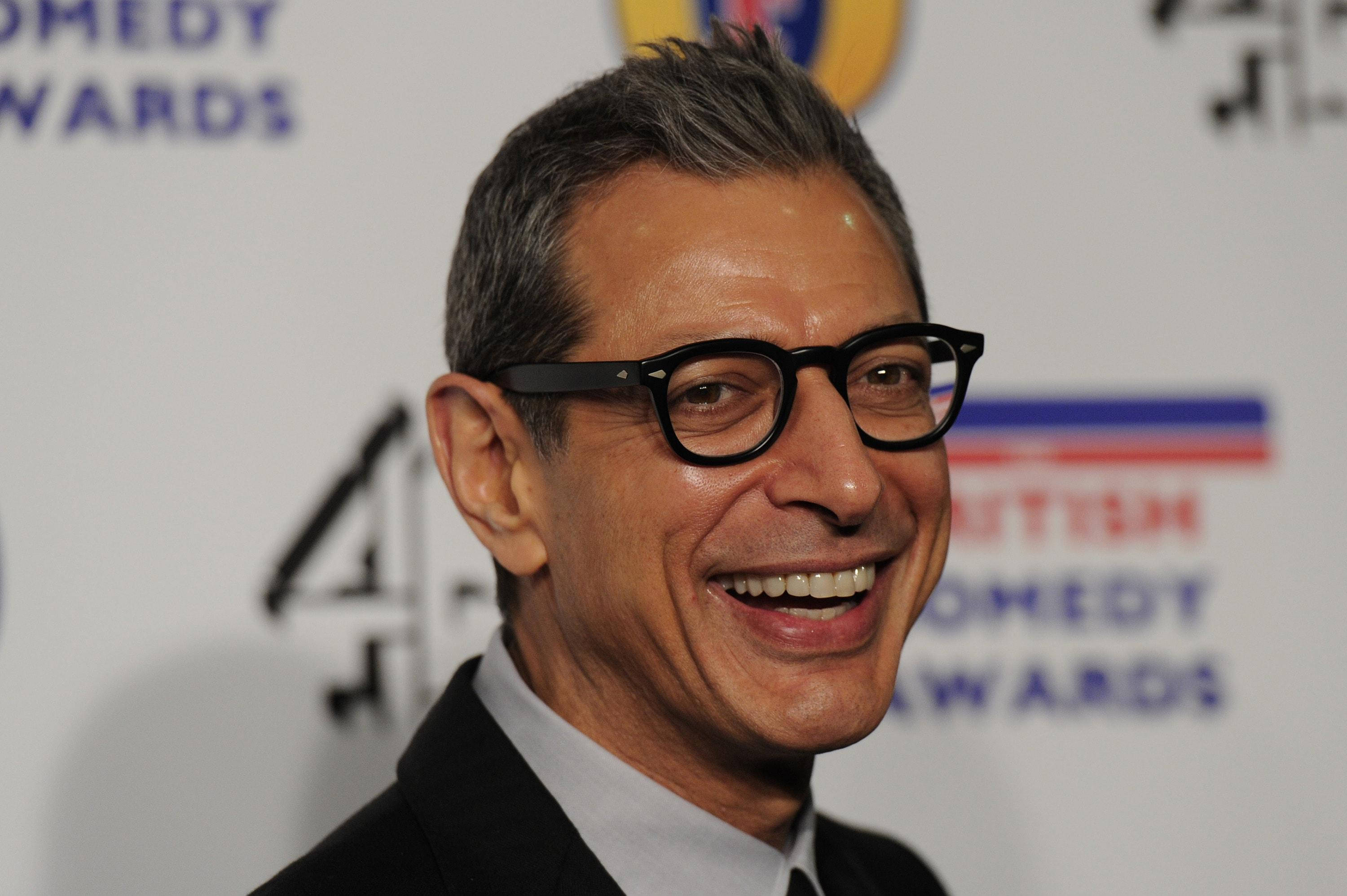 Celebrity 桌布 壁紙 — 英國喜劇獎上，一位頭髮花白、戴著黑框眼鏡的微笑男士的特寫。