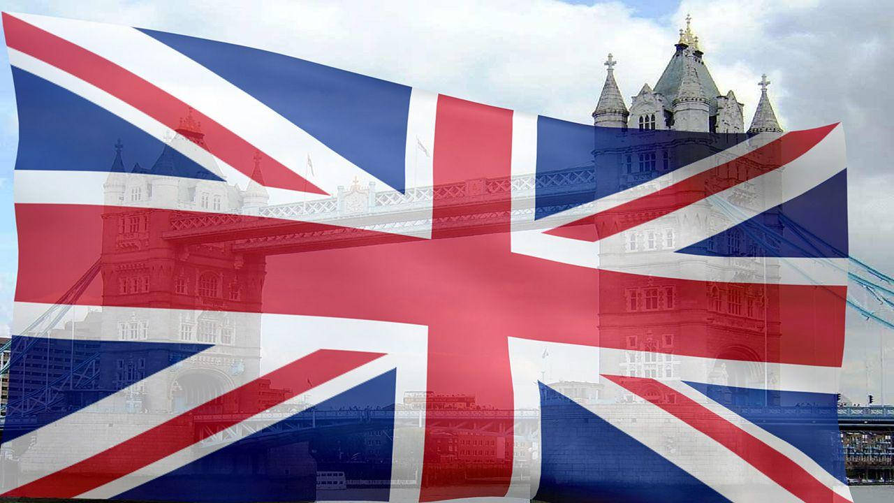 United Kingdom Flag 桌布 壁紙 — 英國國旗疊加在倫敦的塔橋和倫敦塔上，天空多雲。