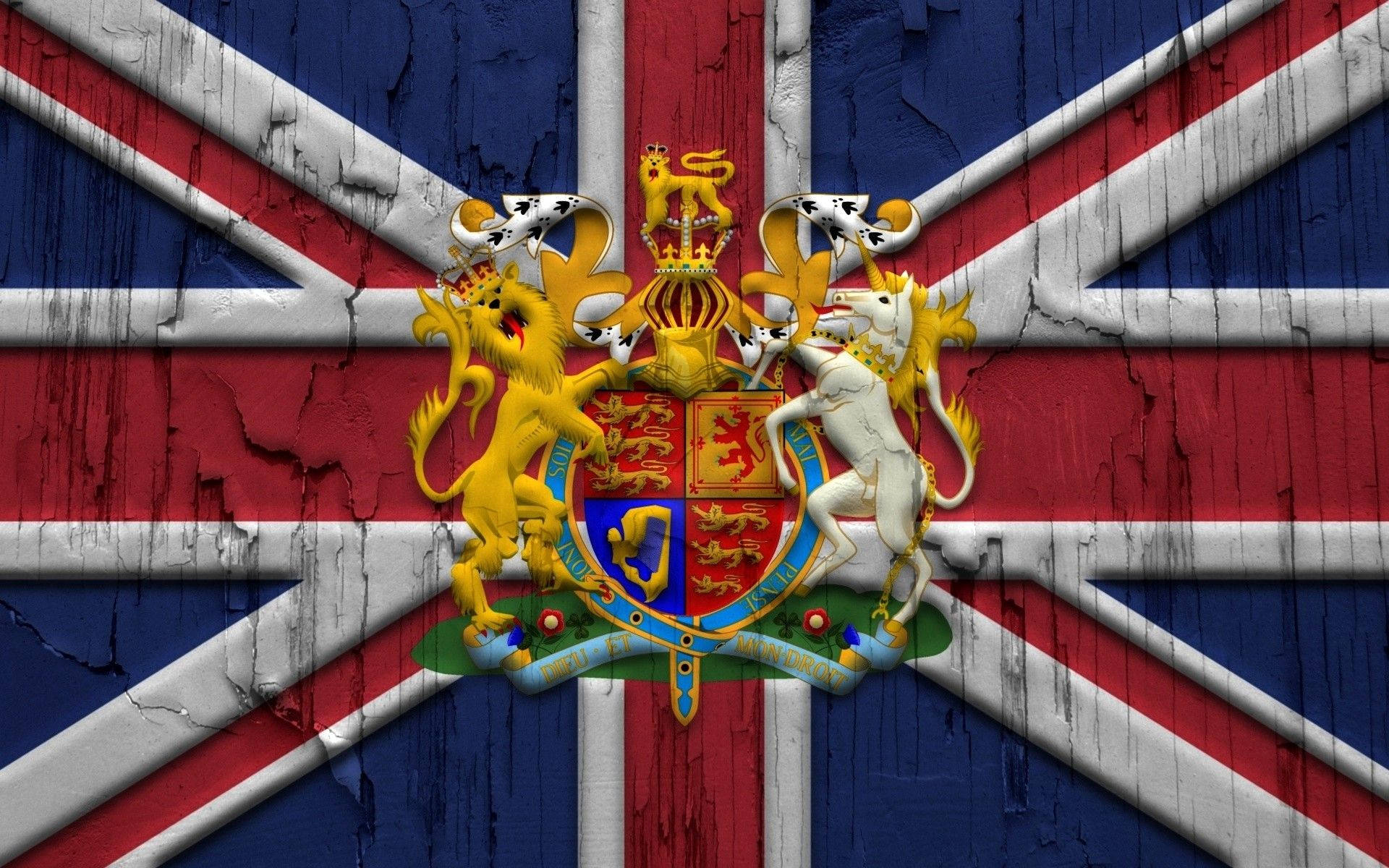 United Kingdom Flag 桌布 壁紙 — 英國皇家紋章繪在風化木板上，背景為破裂的英國國旗。