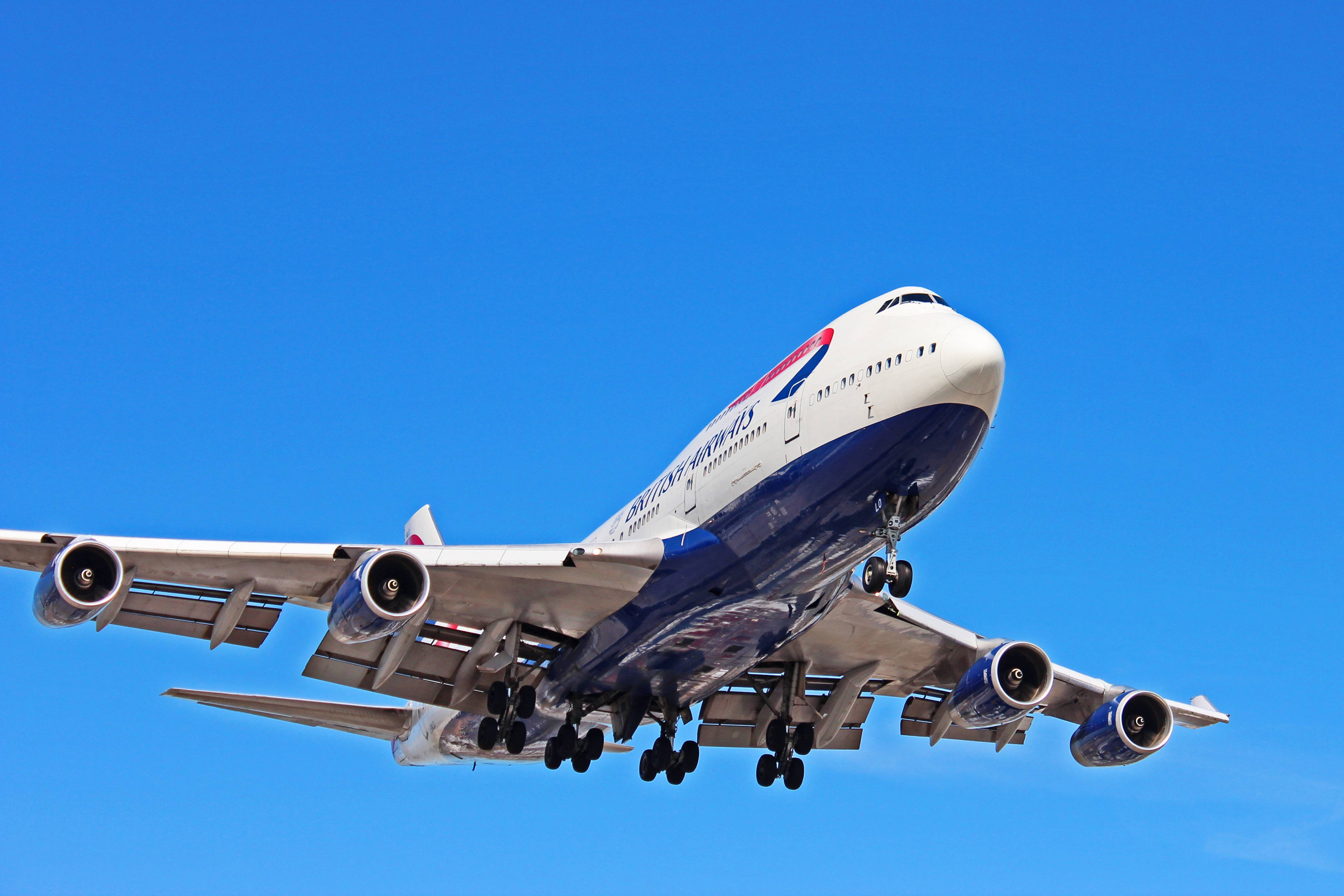 飛機 桌布 壁紙 — 英國航空波音747正在降落，起落架放下，背景是清澈的藍天。