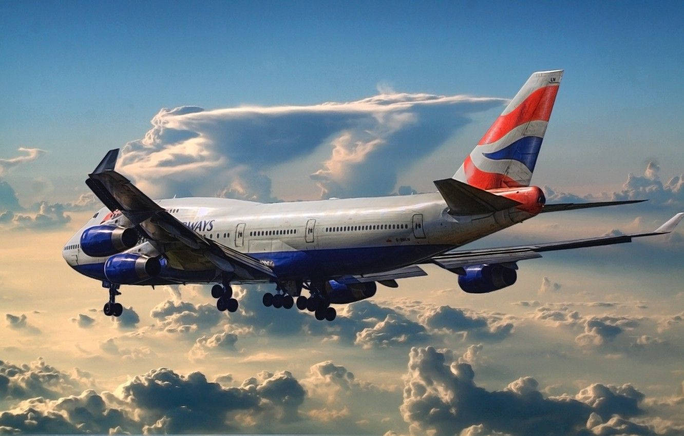 飛機 桌布 壁紙 — 英國航空珍寶客機穿過金色雲層，在晴朗藍天下放下起落架翱翔。