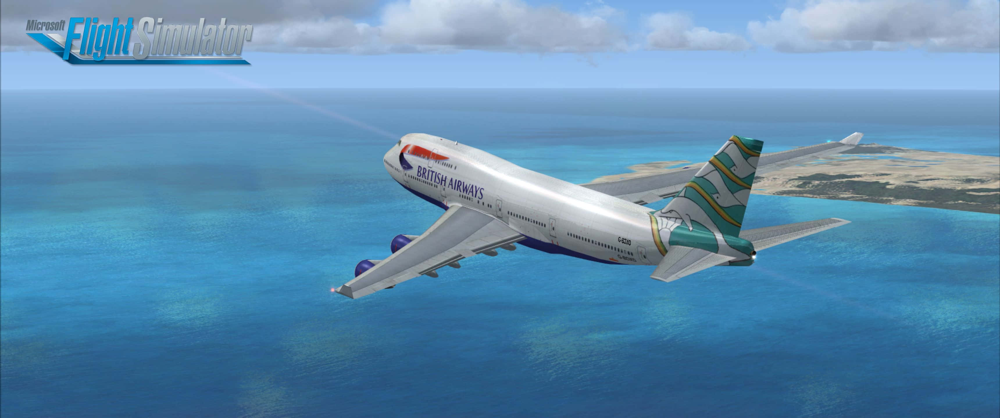 3440x1440p Microsoft Flight Simulator 桌布 壁紙 — 英國航空的波音747在部分多雲的天空下，優雅地翱翔在碧綠色的海洋上空，下方遠處有一個島嶼。