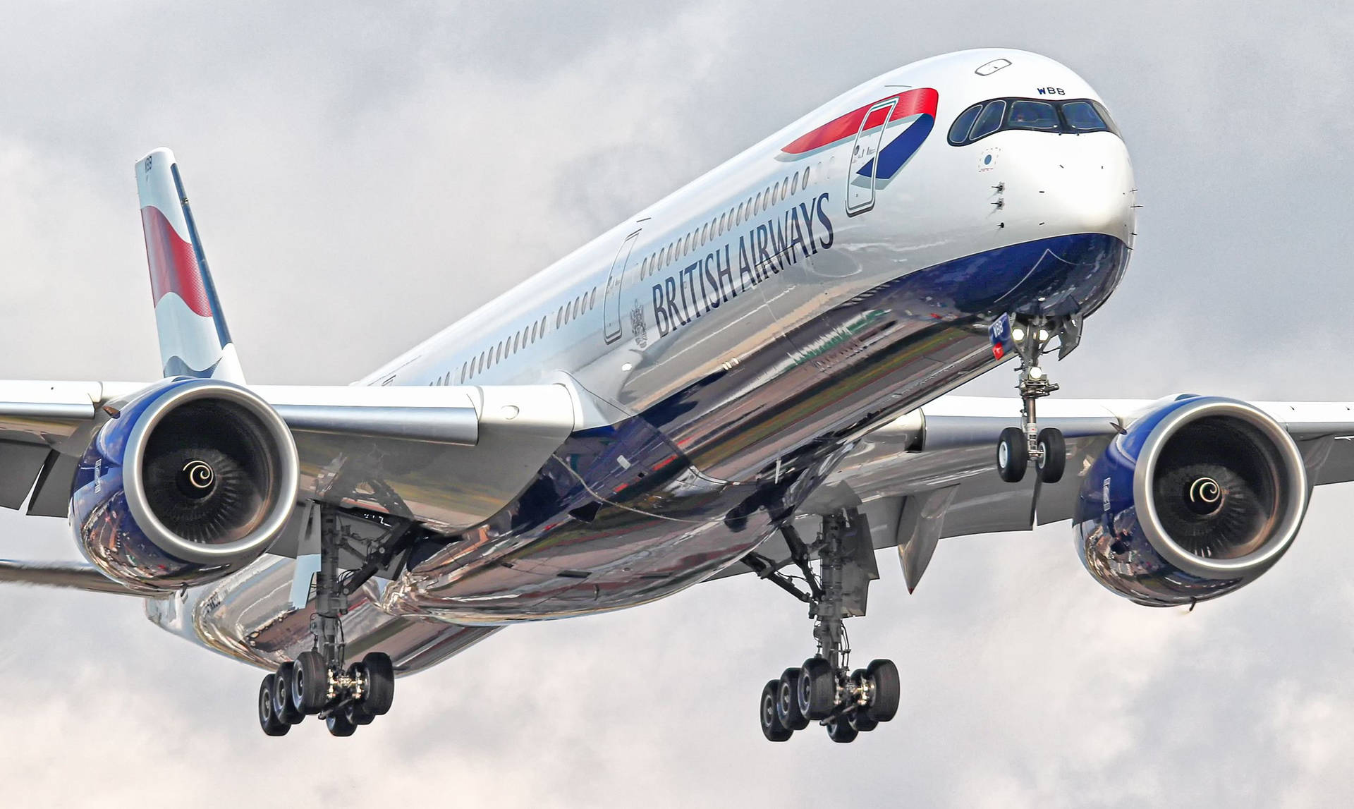  壁紙 — 英國航空的空中巴士A350在陰天背景下放下起落架低飛。