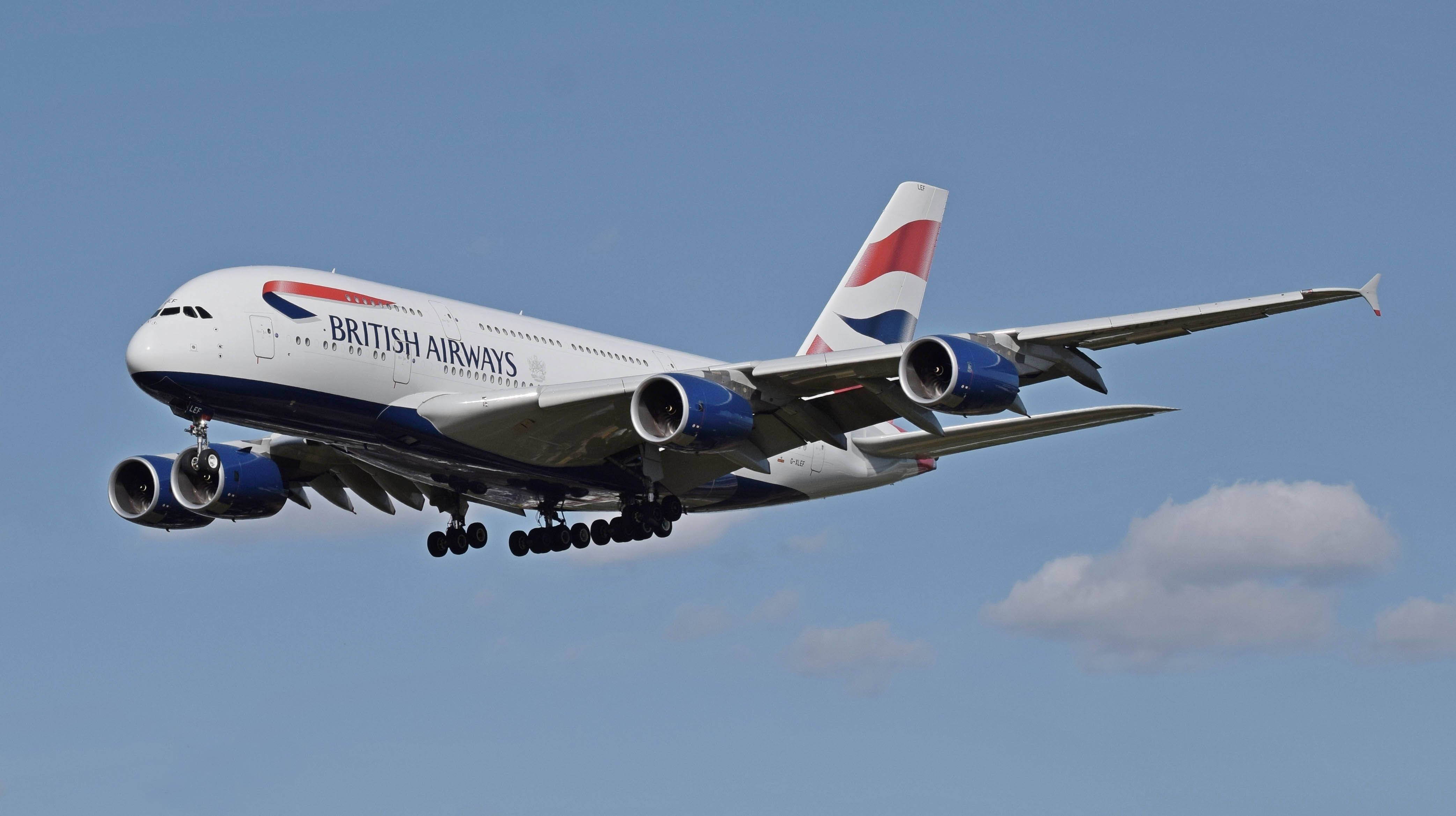 飛機 桌布 壁紙 — 英國航空的空中巴士A380在晴朗藍天和零星白雲中下降。
