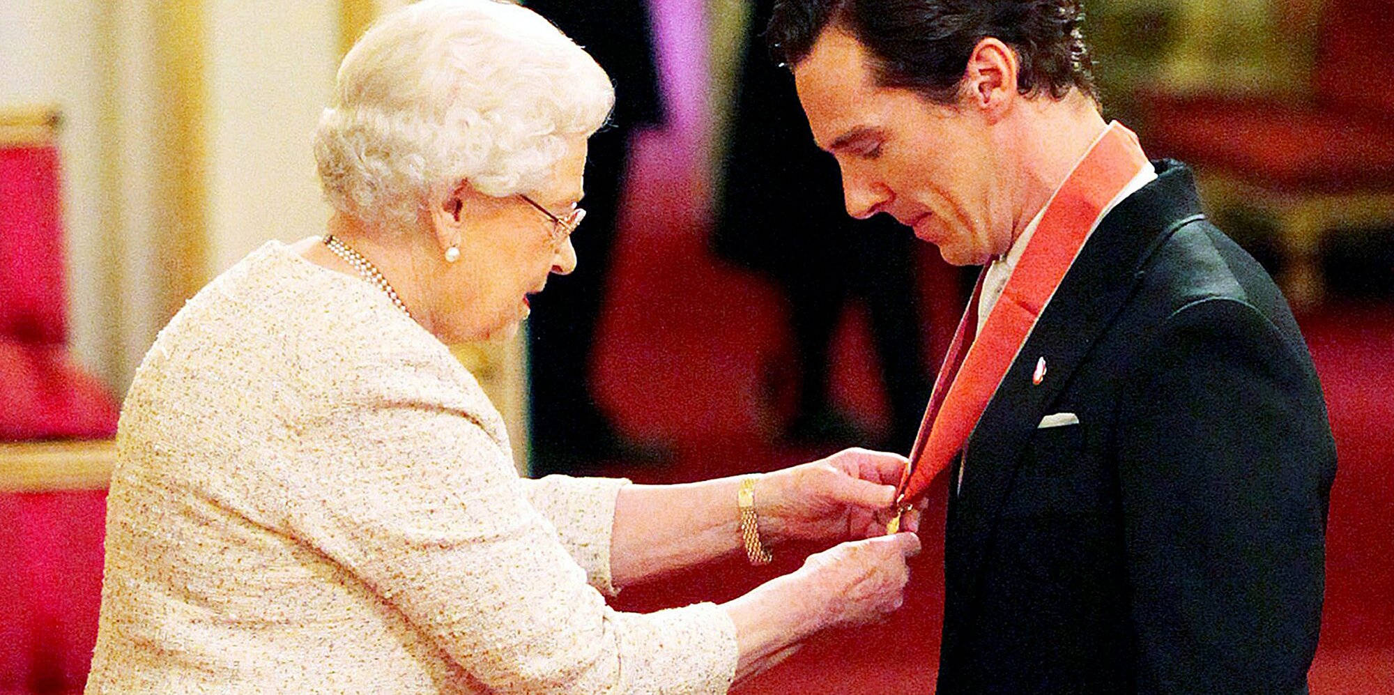 benedict 桌布 壁紙 — 英女王伊莉莎白二世在一個正式儀式上，為班奈狄克·康柏拜區別上勳章，背景有紅色天鵝絨簾幕和金色裝飾。