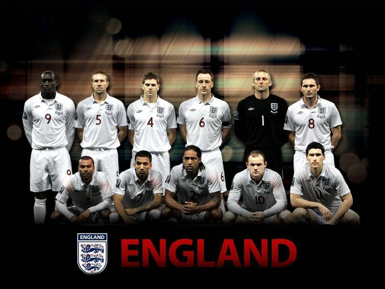 England 桌布 壁紙 — 英格蘭國家足球隊球員身穿白色球衣，在帶有紅色「ENGLAND」文字的深色抽象背景前擺姿勢。