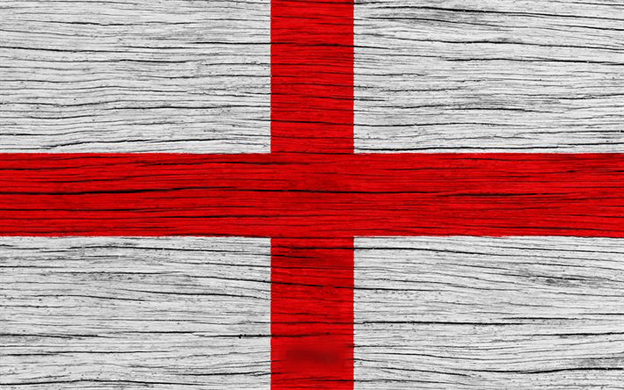 England Flag 桌布 壁紙 — 英格蘭旗幟以鮮紅色繪製在風化灰色木材上，可見木紋紋理。