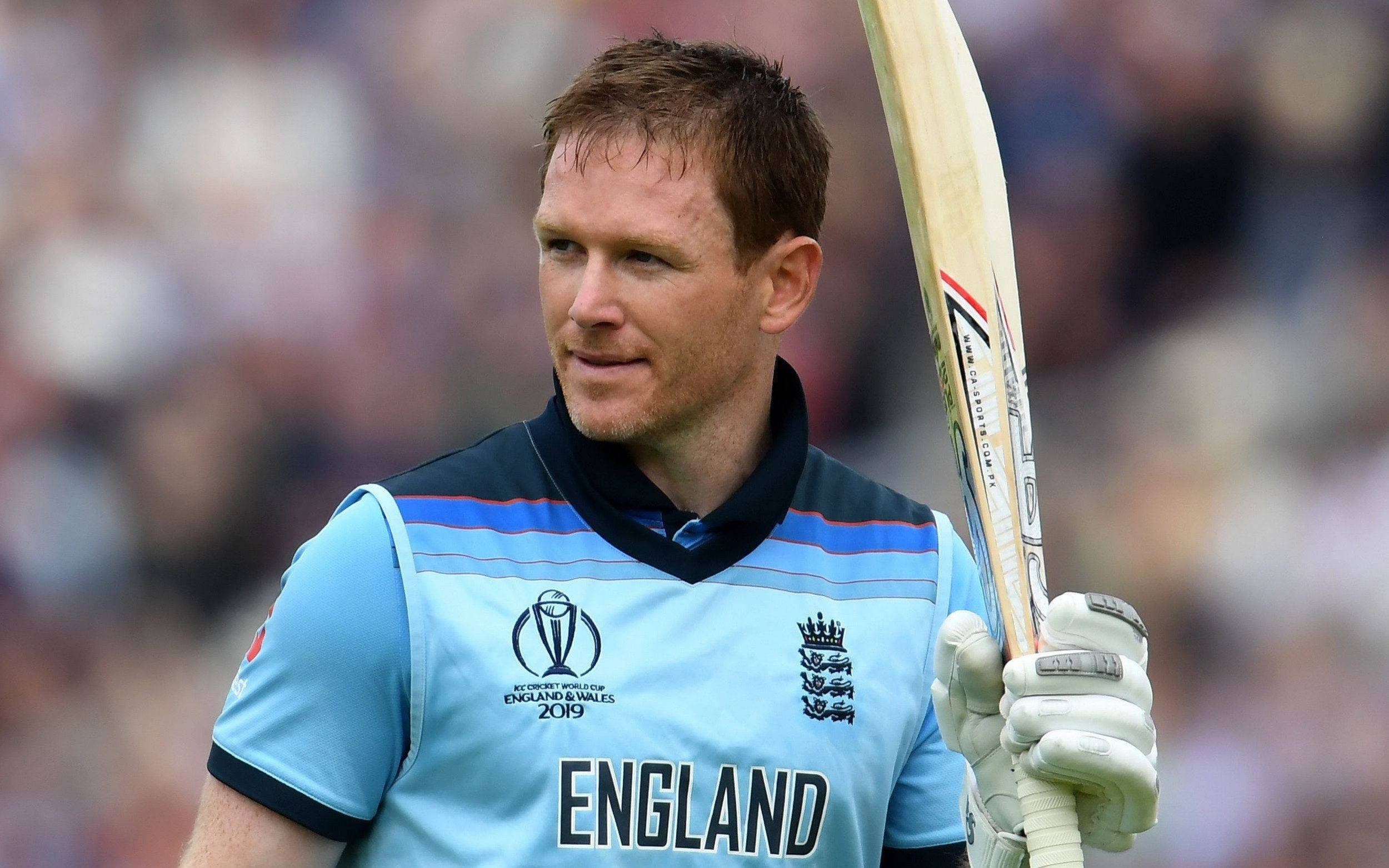 eoin morgan 桌布 壁紙 — 英格蘭板球球員在日間比賽中專注地握著球棒。