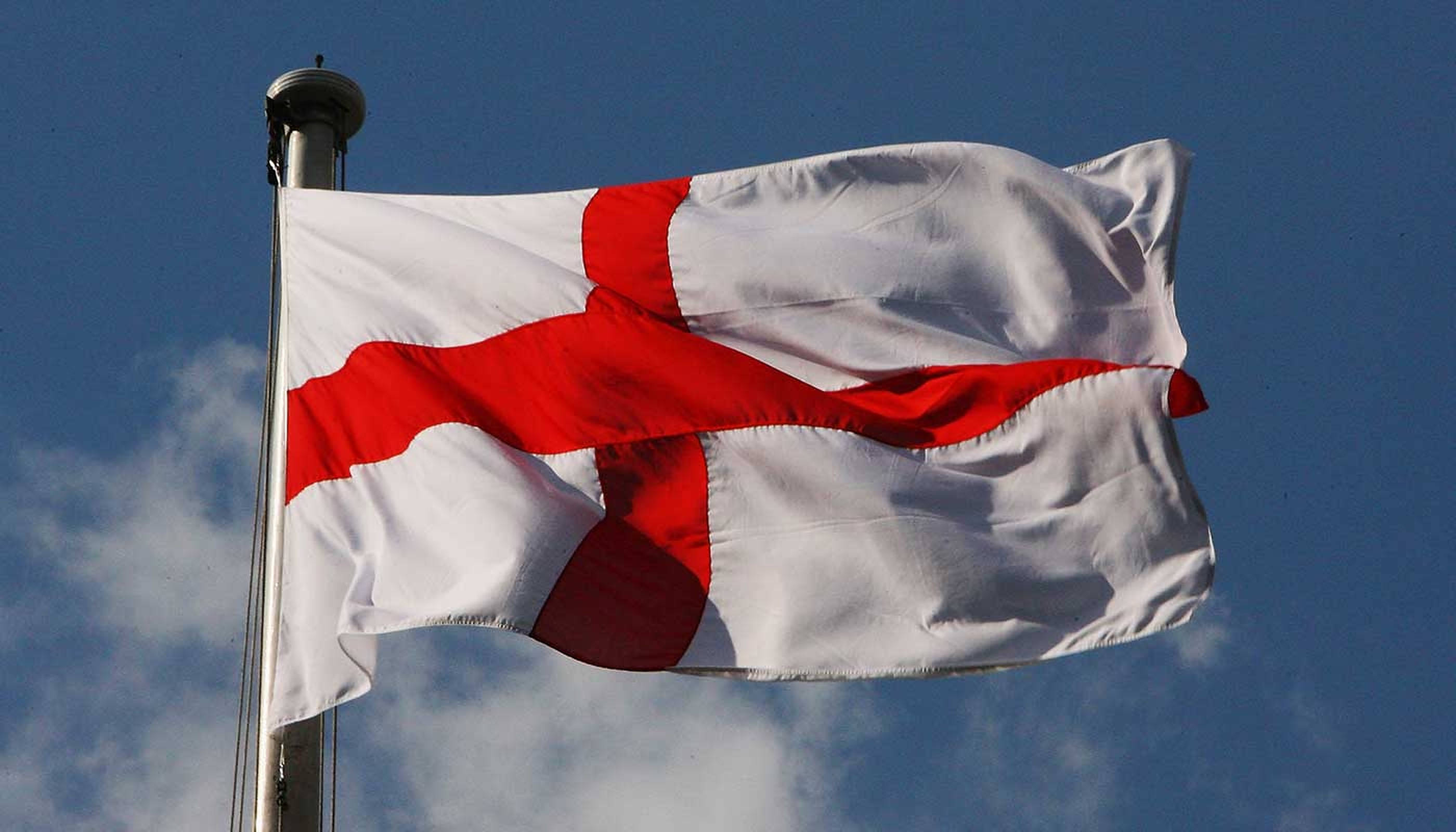 England Flag 桌布 壁紙 — 英格蘭聖喬治十字旗在藍天白雲下勇敢飄揚。
