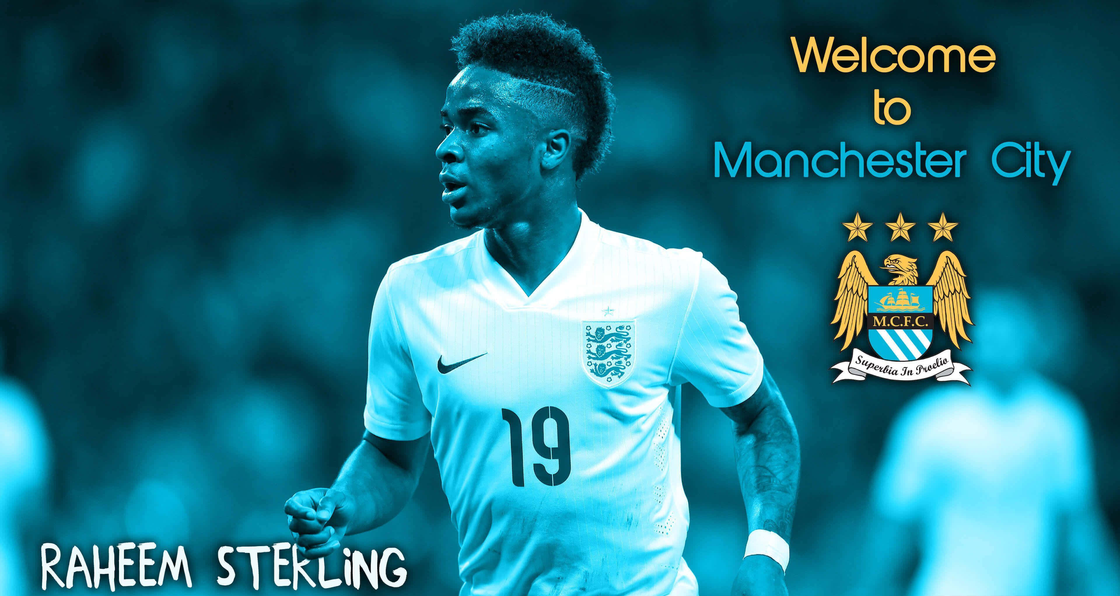 Sterling 桌布 壁紙 — 英格蘭足球員拉希姆·斯特林身穿19號球衣，在藍綠色模糊球場背景下堅定奔跑。