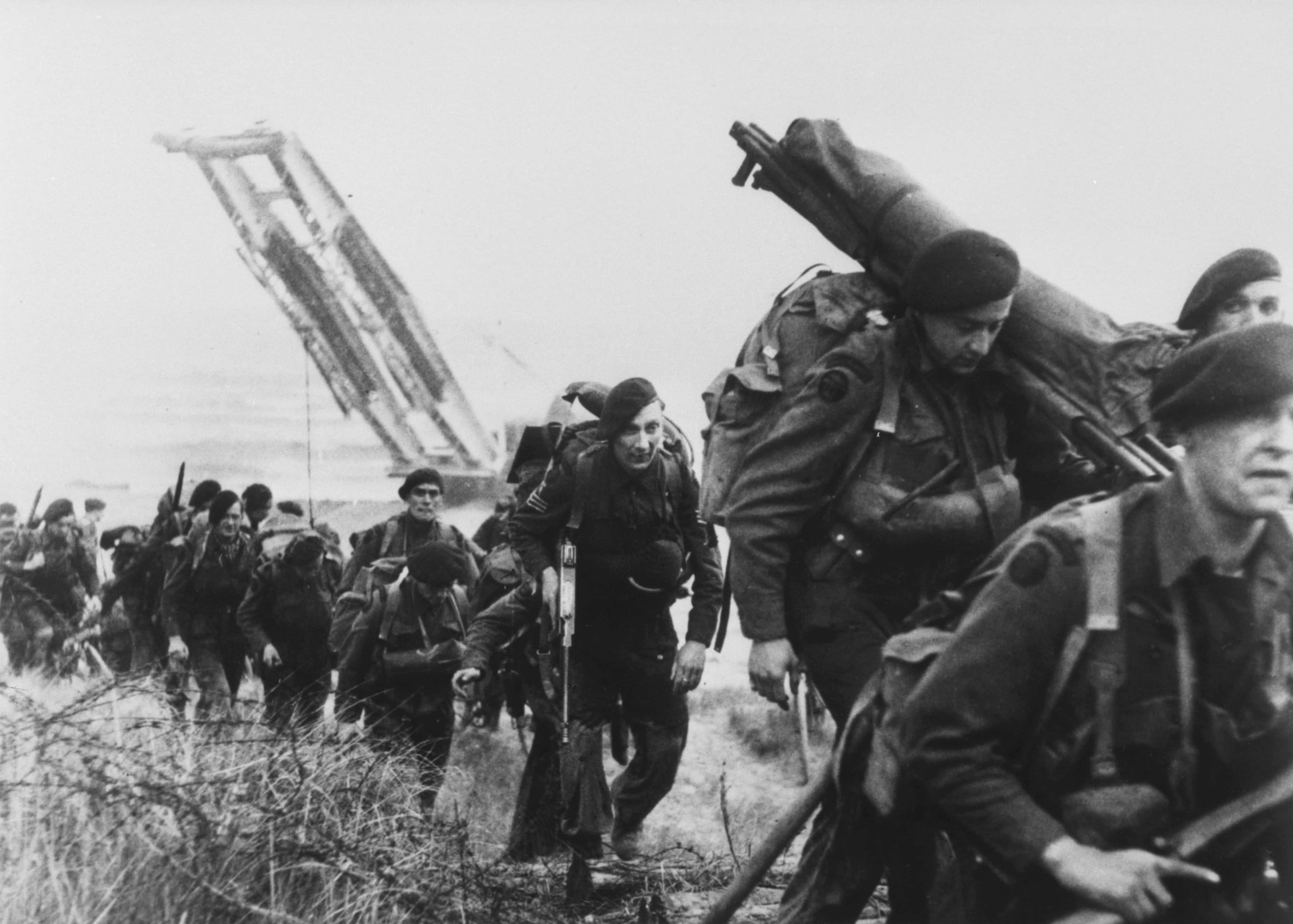 英軍士兵持槍走下山坡 壁紙