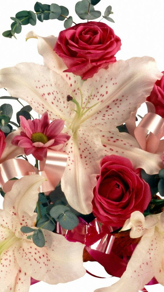 花朵 桌布 壁紙 — 茂盛的花卉佈置，以深紅玫瑰和斑點白百合為主，配以綠色桉樹和粉紅色絲帶。
