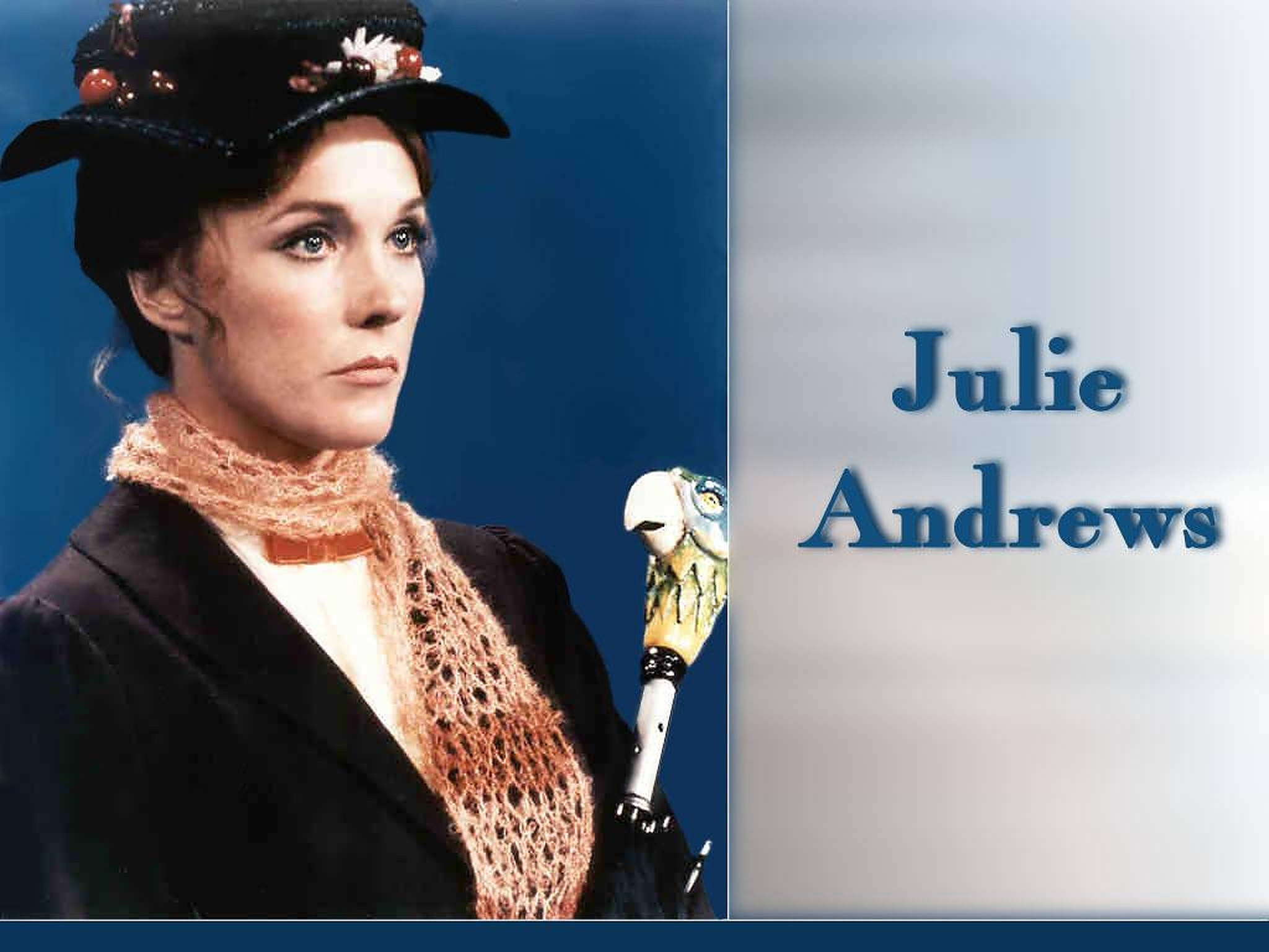 Julie 桌布 壁紙 — 茱莉·安德絲身穿復古服裝，戴著華麗帽子和鉤針編織圍巾，背景為藍色漸變。