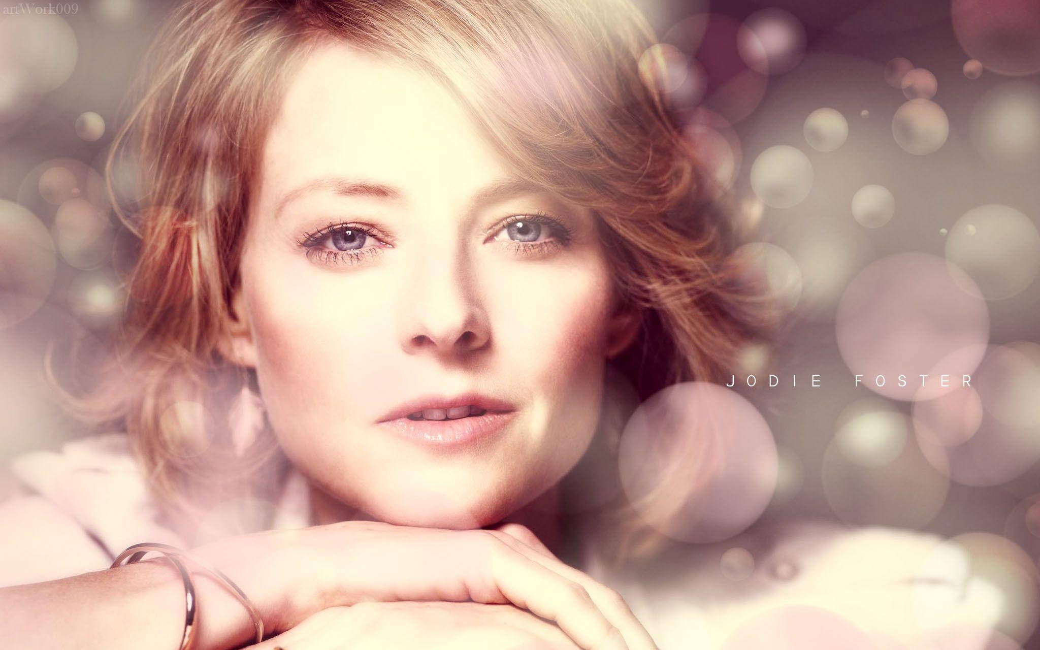 女演員 桌布 壁紙 — 茱蒂佛斯特的柔和肖像，雙手托腮，背景是溫暖色調的夢幻散景。