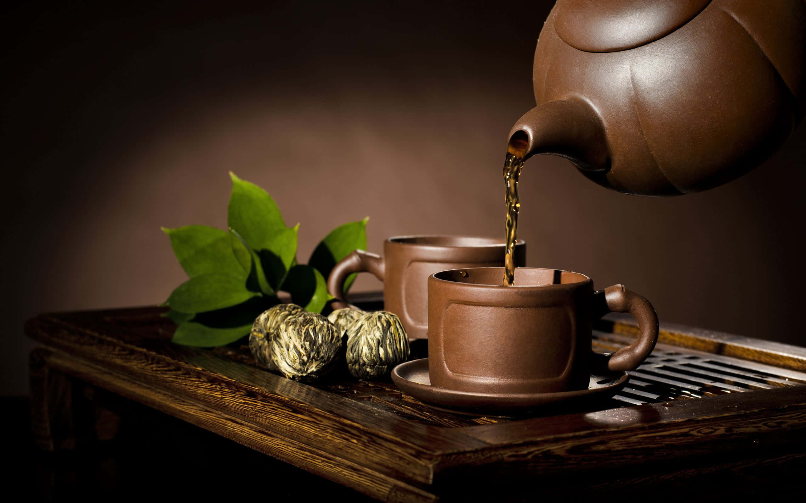 茶壺正在被注入茶水 壁紙