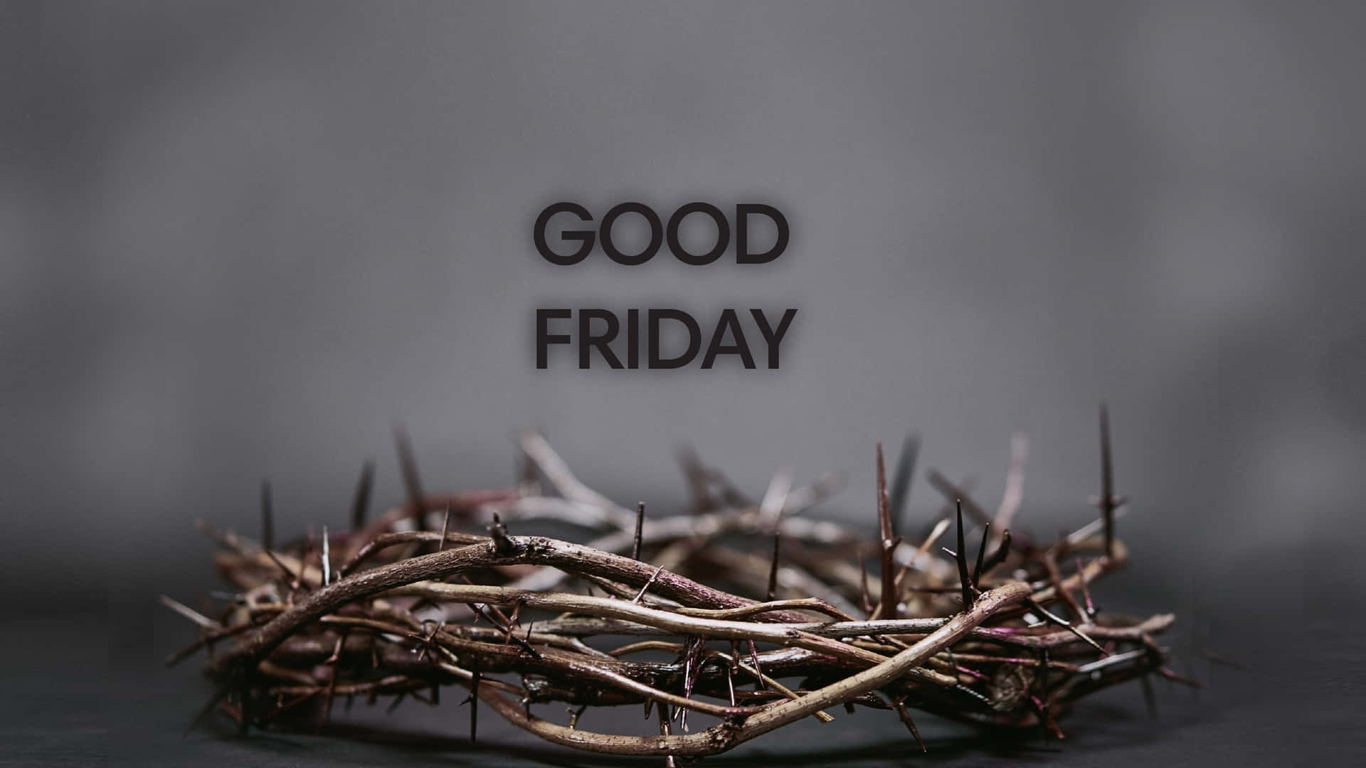 Good Friday 桌布 壁紙 — 荊棘冠冕在陰影中，上方有「GOOD FRIDAY」文字，背景為柔和的灰色。
