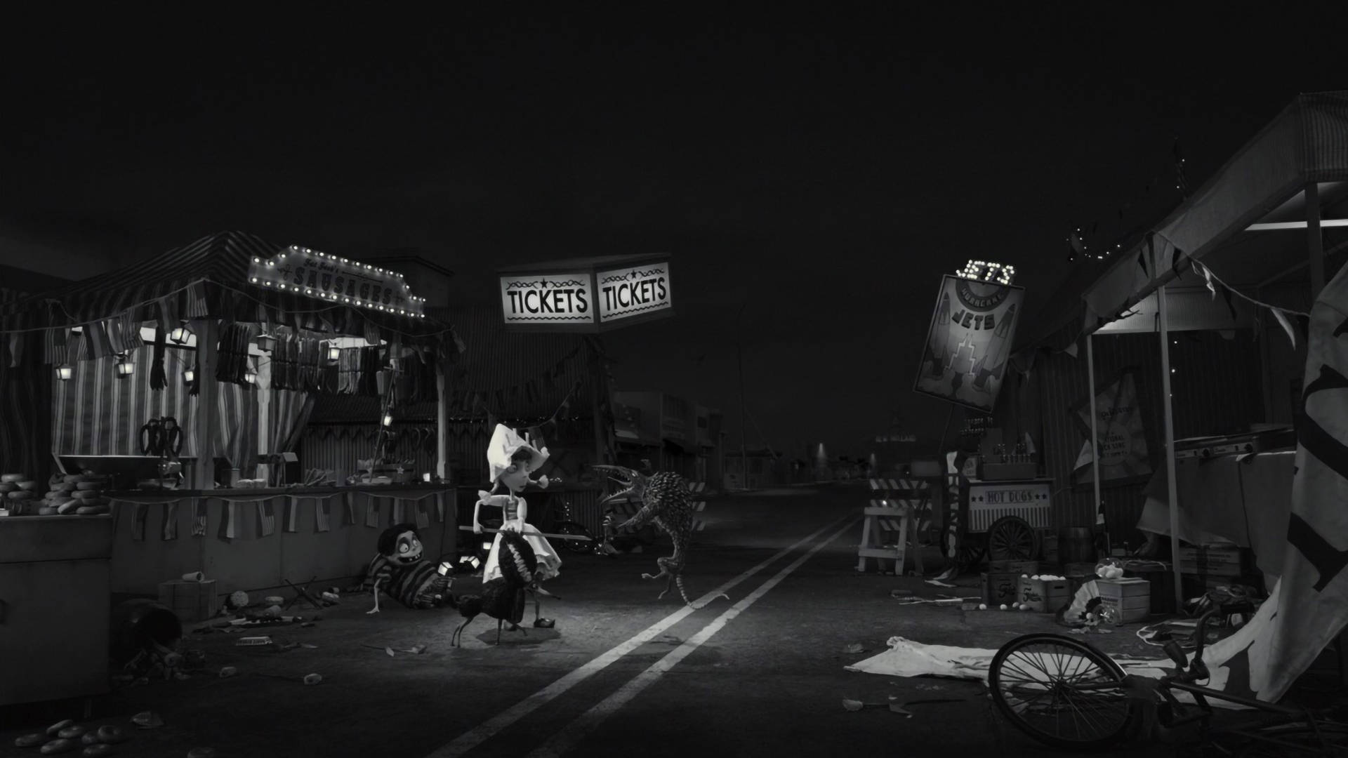 Frankenweenie 桌布 壁紙 — 荒涼的夜間嘉年華場景，有廢棄的攤位、散落的碎片和一輛孤獨的自行車在閃爍的燈光下。