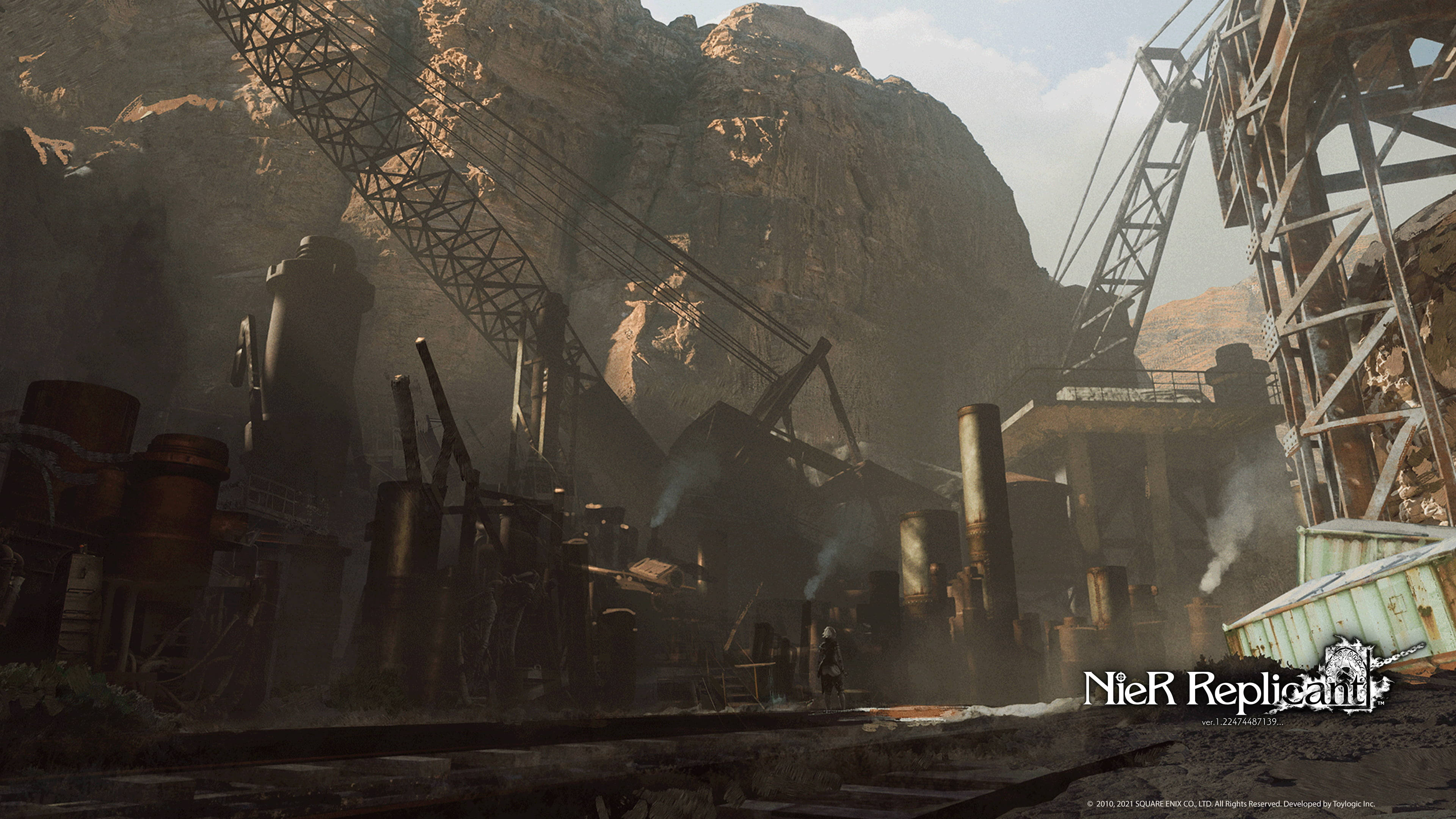 Nier 桌布 壁紙 — 荒涼的工業廢墟，生鏽的機器和高聳的起重機在朦朧的日光下襯托著岩石峭壁。