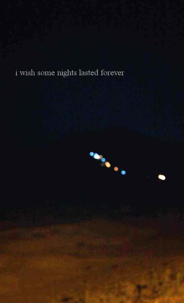 桌布 壁紙 — 荒蕪田野上空的黑暗夜空，遠處有五彩繽紛的光線劃過地平線。