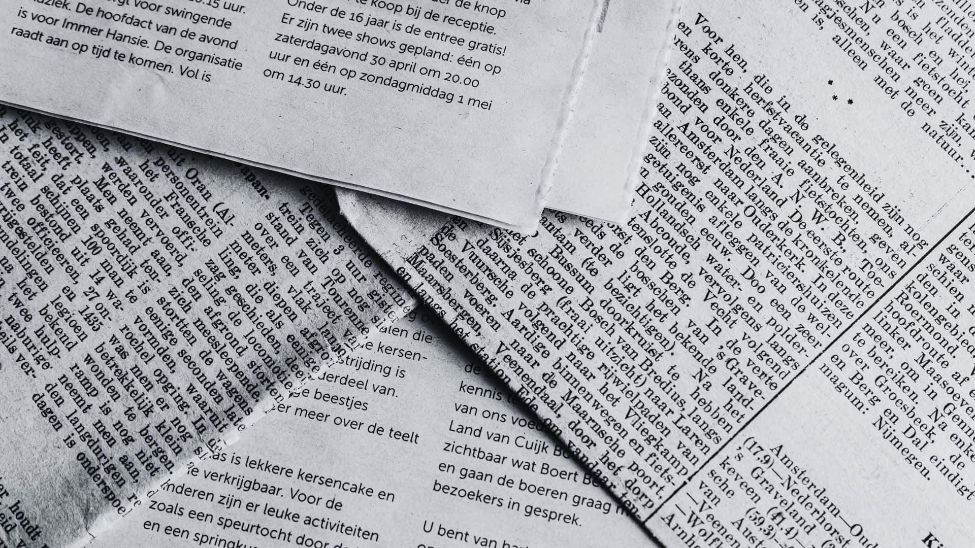 Black And White Newspaper 桌布 壁紙 — 荷蘭文報紙頁面重疊的黑白特寫。