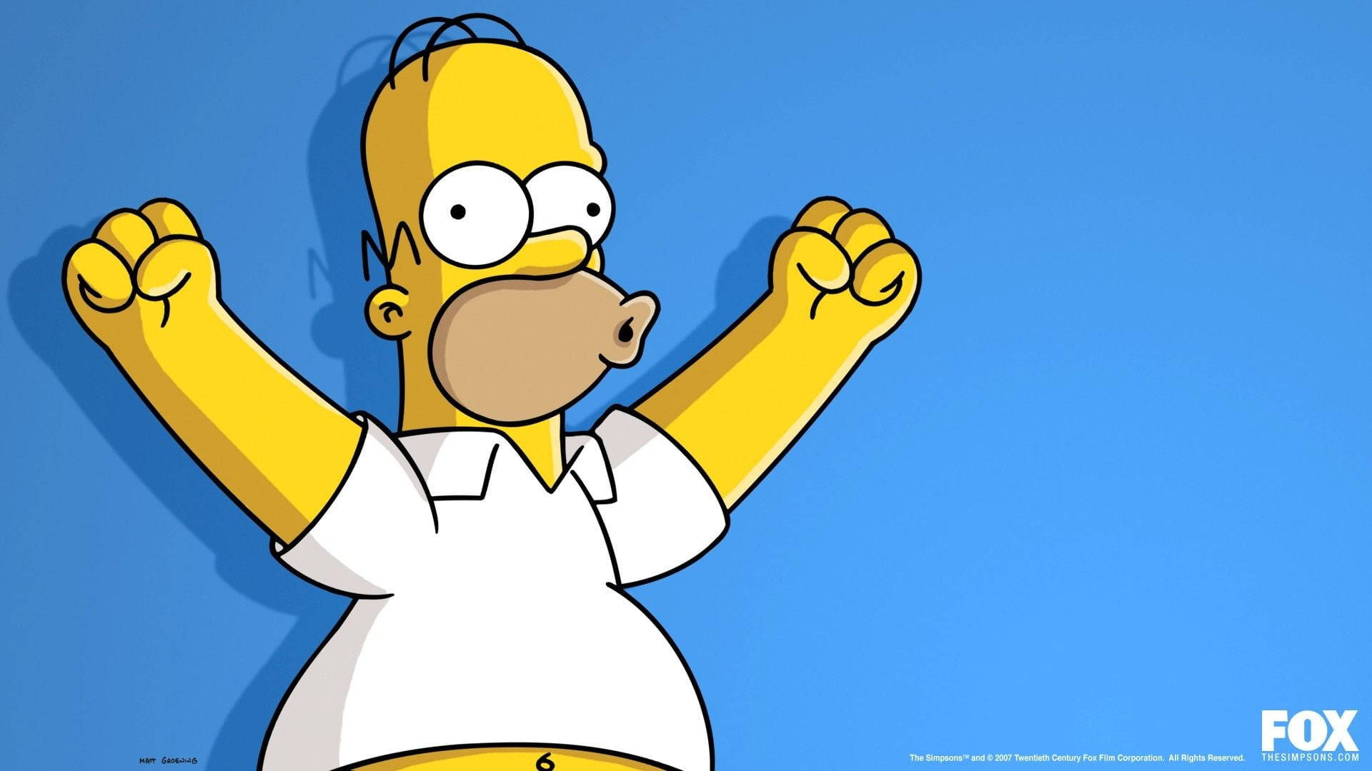 homer 桌布 壁紙 — 荷馬·辛普森以經典卡通風格，在純藍色背景上勝利地舉起拳頭。