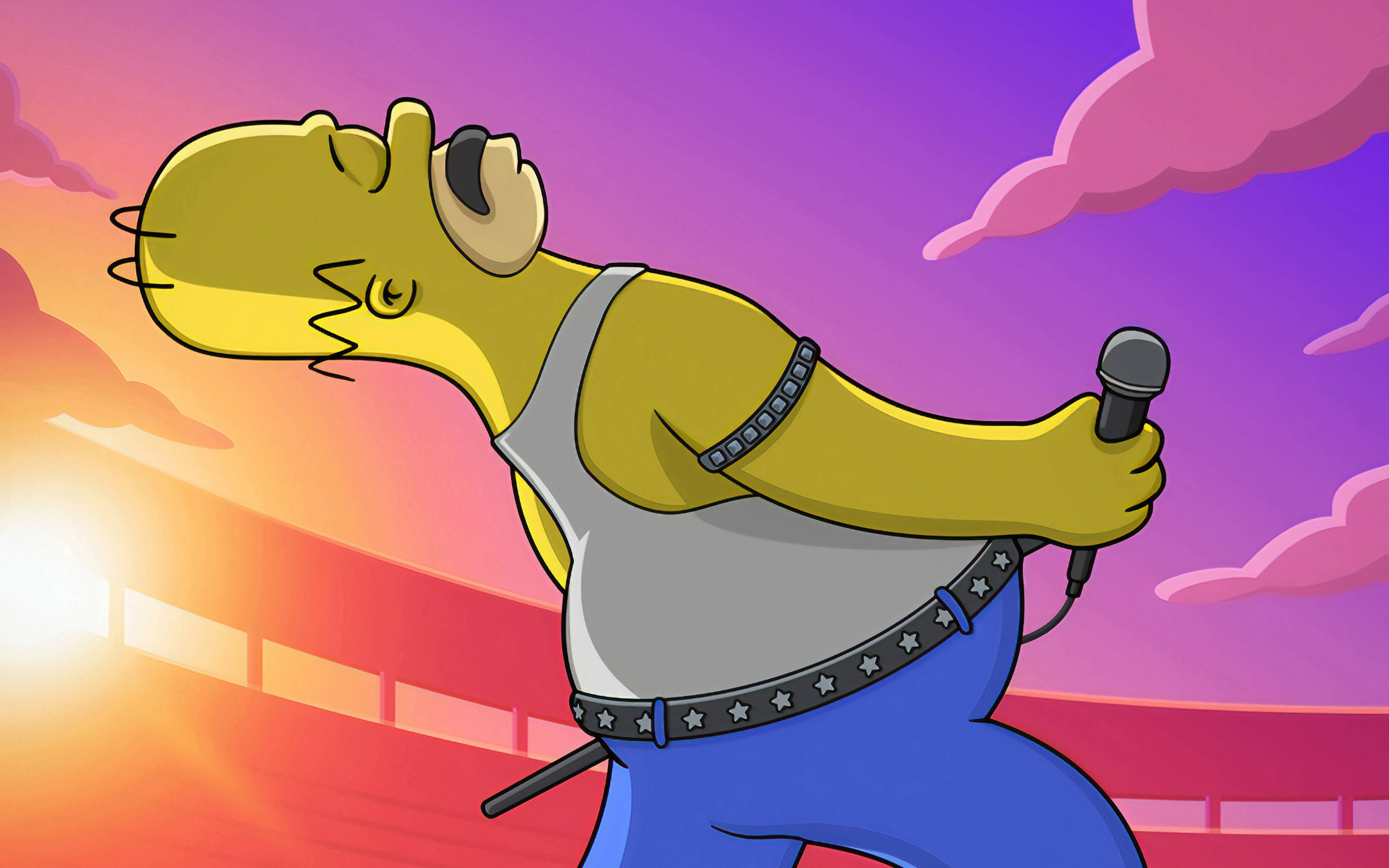 homer 桌布 壁紙 — 荷馬·辛普森在充滿活力的日落天空下對著麥克風唱歌，身後有粉紅色的雲彩和體育場燈光閃耀。