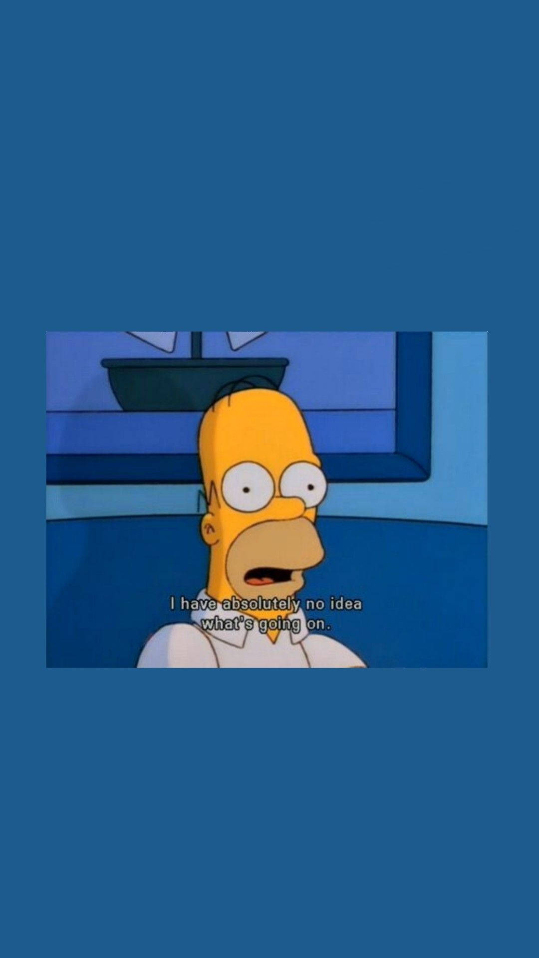 Homer Simpson Funny 桌布 壁紙 — 荷馬·辛普森在純藍色背景前睜大眼睛茫然地凝視，標題為「我完全不知道發生了什麼事。」