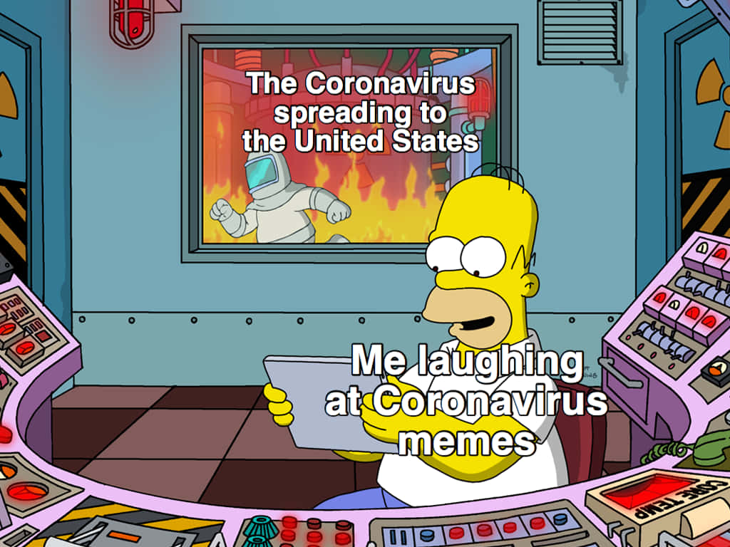 Memes 桌布 壁紙 — 荷馬·辛普森對著一台平板電腦大笑，而新聞畫面顯示一個機器人在火焰中，並有關於冠狀病毒傳播的文字。