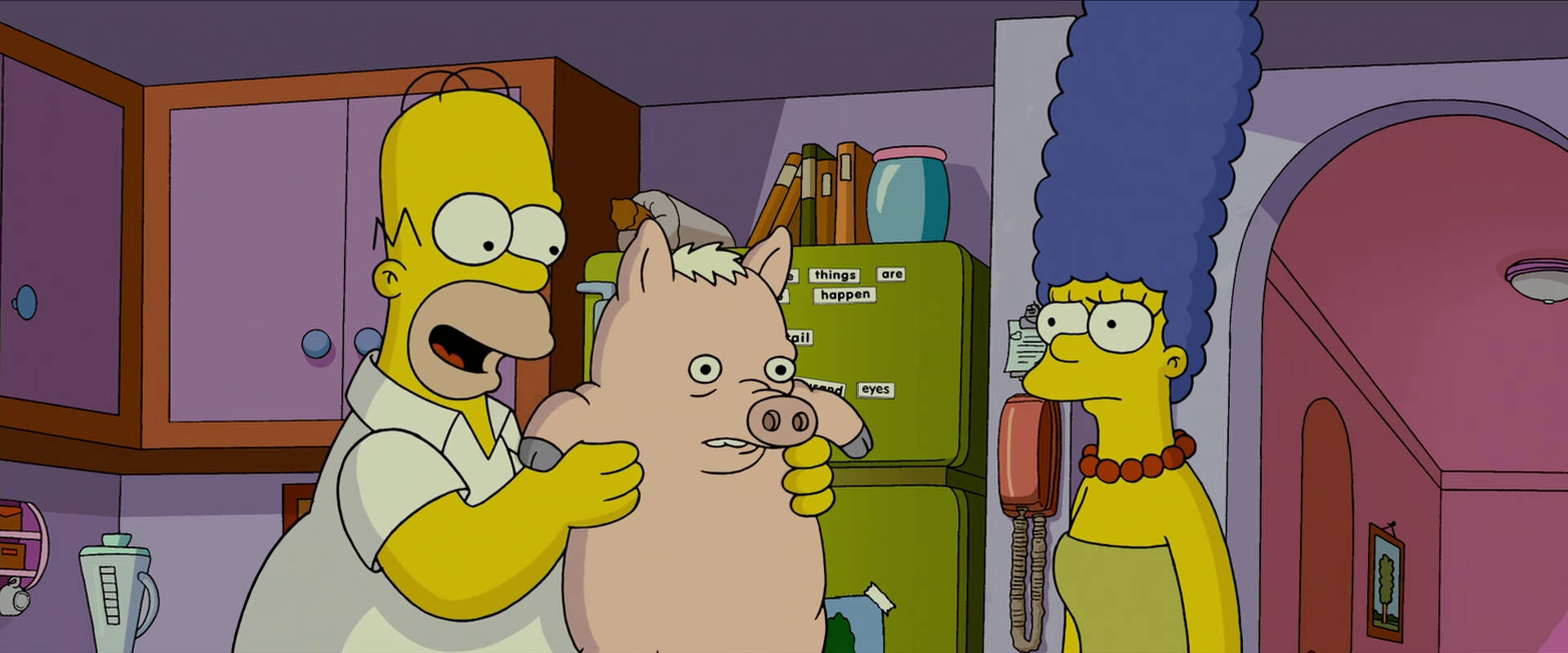 Homer Simpson 桌布 壁紙 — 荷馬·辛普森抱著一隻豬，而瑪吉在廚房裡看著，電話貼在耳邊。