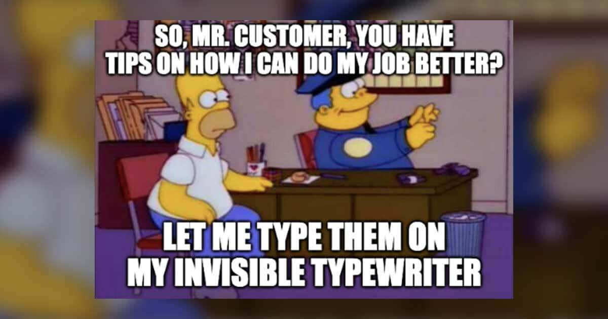 Customer Service Memes 桌布 壁紙 — 荷馬·辛普森無聊地坐在辦公桌前，而一名警察在卡通辦公室場景中詢問客戶提示。
