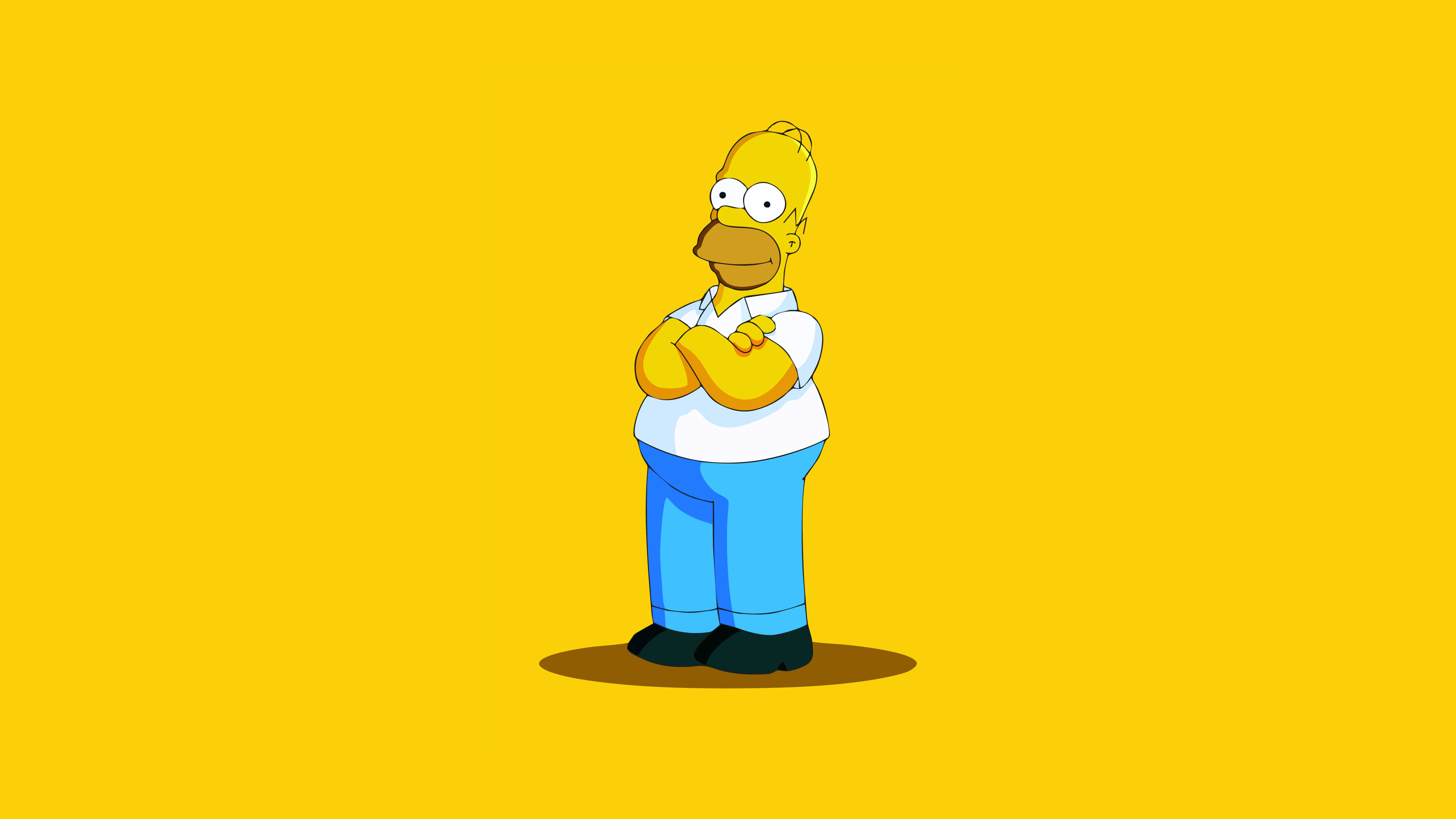 Homer Simpson Funny 桌布 壁紙 — 荷馬·辛普森自信地交叉雙臂站在純黃色背景前。