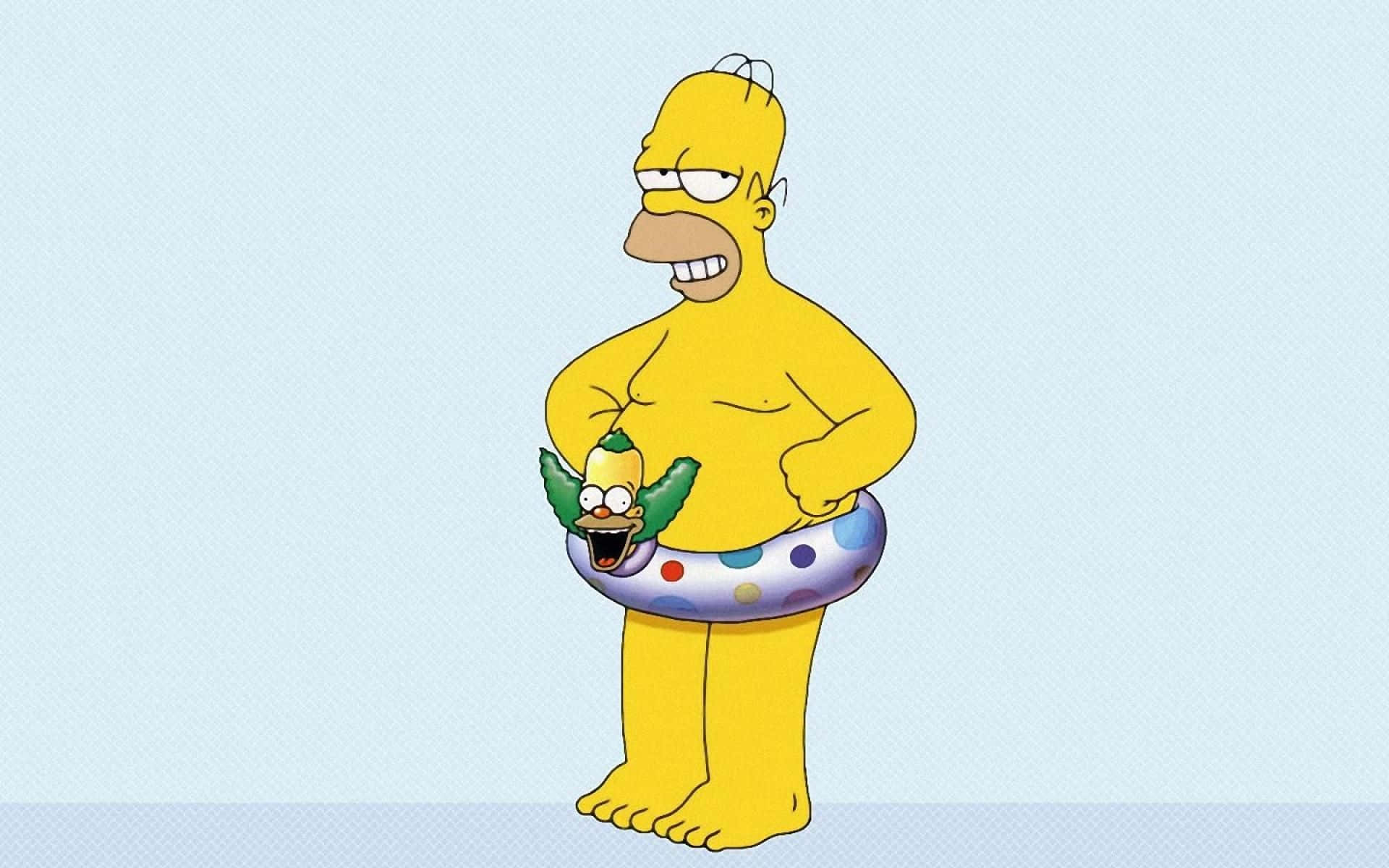 Funny Simpsons 桌布 壁紙 — 荷馬·辛普森赤膊站在圓點泳圈中，抱著一個綠髮嬰兒，在淺藍色紋理背景上露出燦爛笑容。