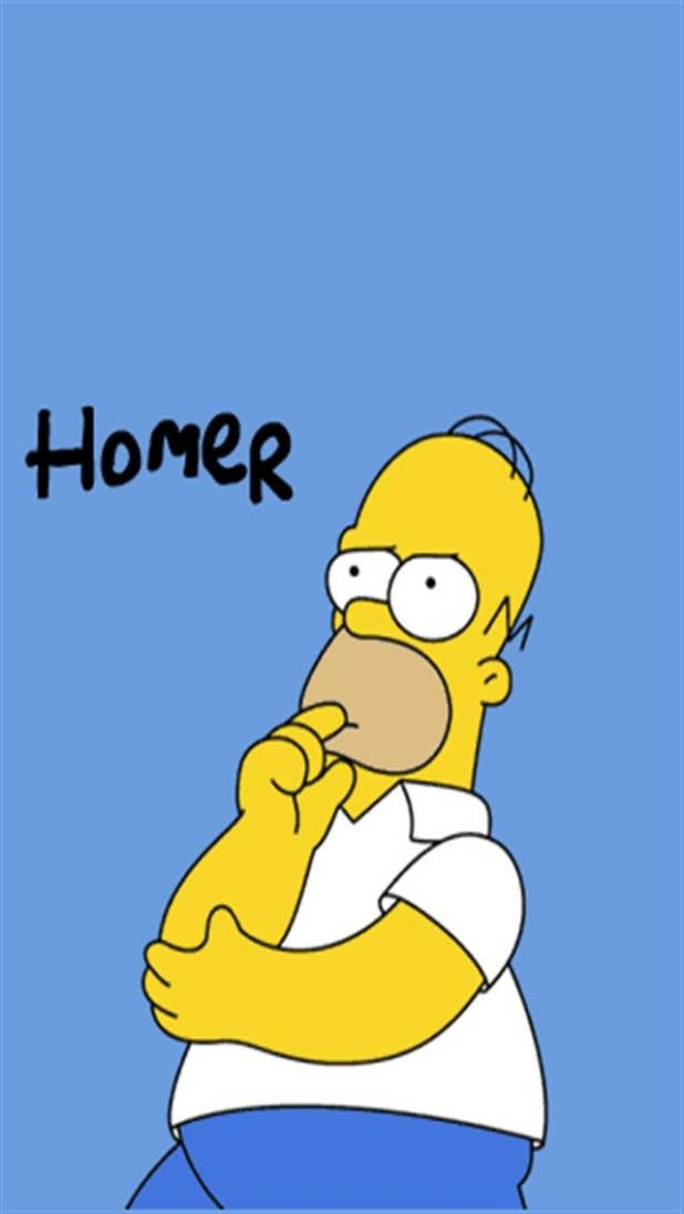 homer 桌布 壁紙 — 荷馬·辛普森身穿白色襯衫和藍色褲子，站在純藍色背景前，手指放在嘴唇上，擺出思考的姿勢。