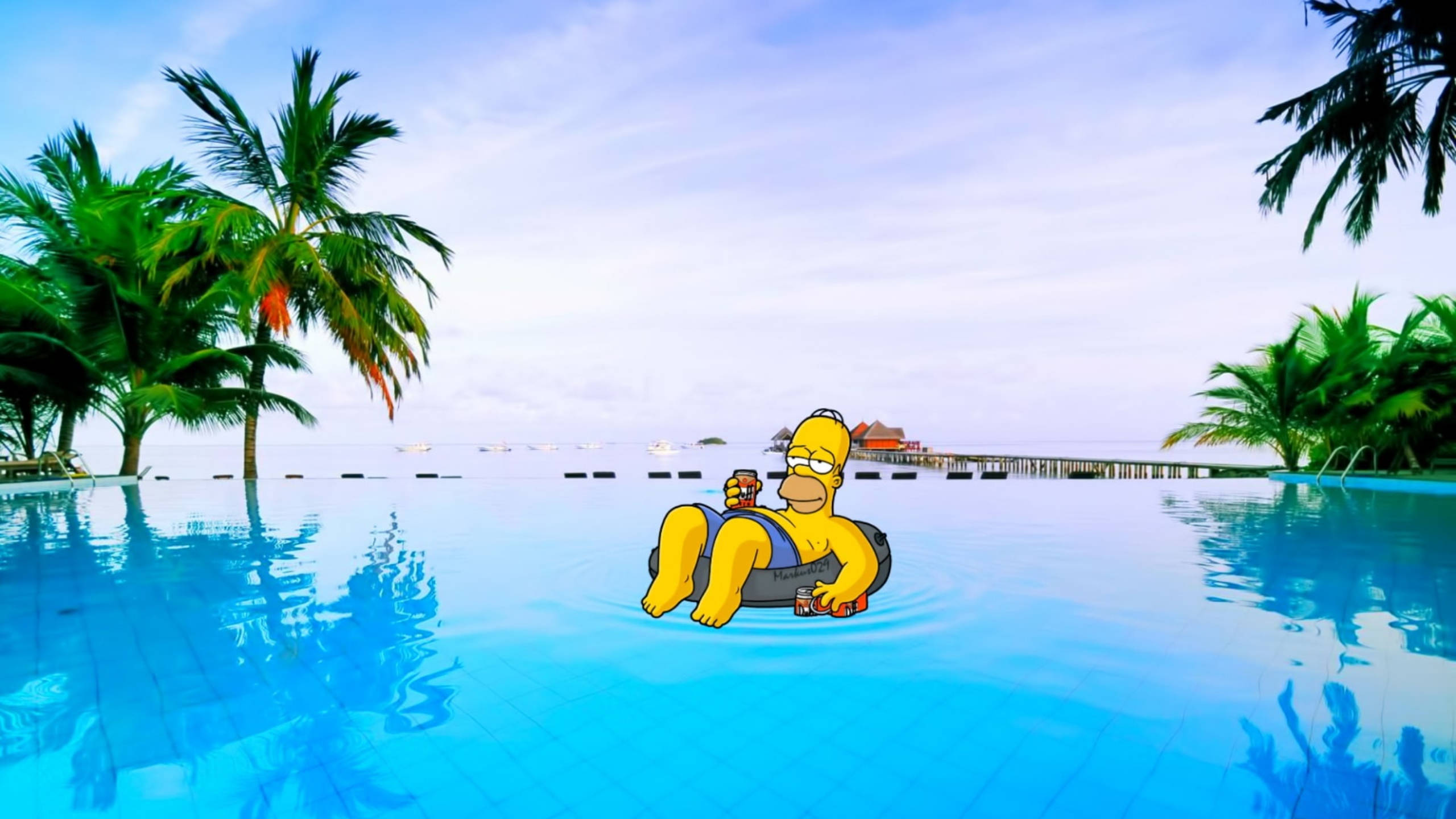 Swimming 桌布 壁紙 — 荷馬·辛普森躺在泳池浮床上，喝著飲料，周圍是棕櫚樹和海洋景色。