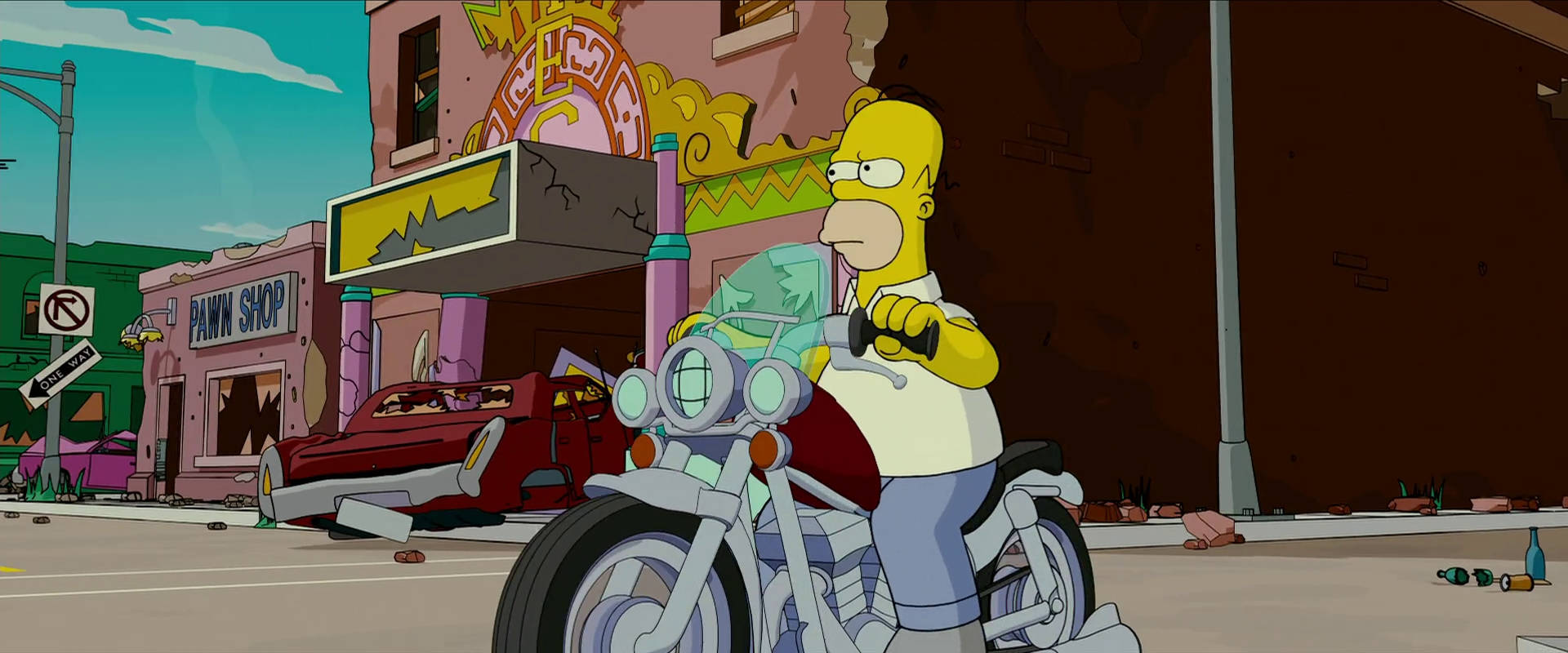 Simpsons Aesthetic 桌布 壁紙 — 荷馬·辛普森騎著白色摩托車，沿著色彩繽紛的卡通街道行駛，經過一家當鋪和一輛撞毀的紅色汽車。