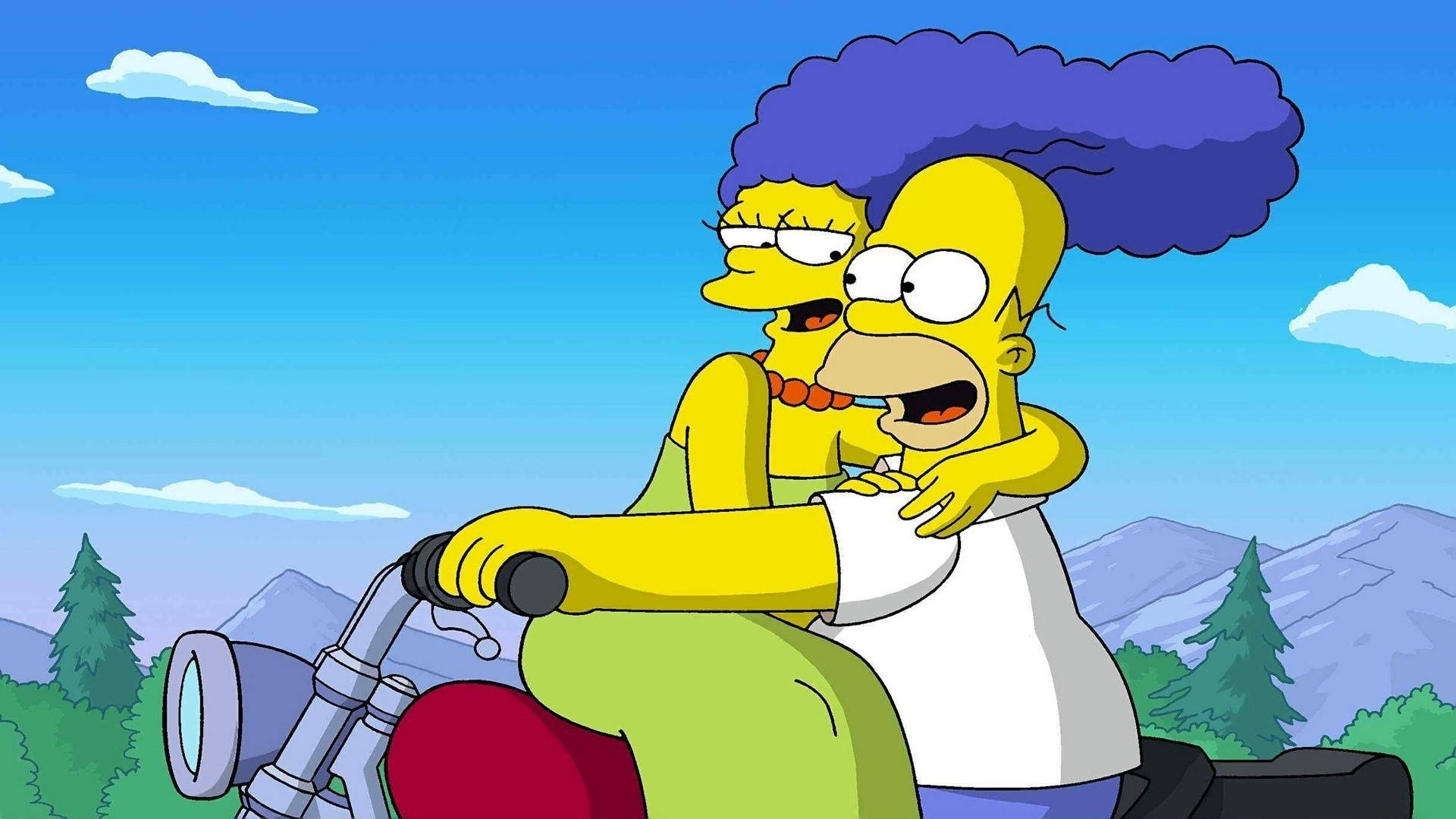 Simpsons Aesthetic 桌布 壁紙 — 荷馬和瑪吉·辛普森在陽光明媚的山地景觀中騎摩托車，有松樹和藍天。