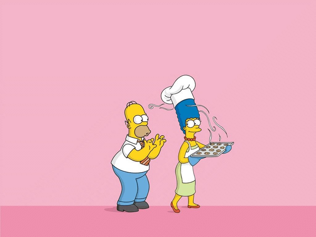 marge 桌布 壁紙 — 荷馬和瑪吉·辛普森穿著廚師服，在粉紅色背景前欣賞一盤冒著熱氣的餅乾。