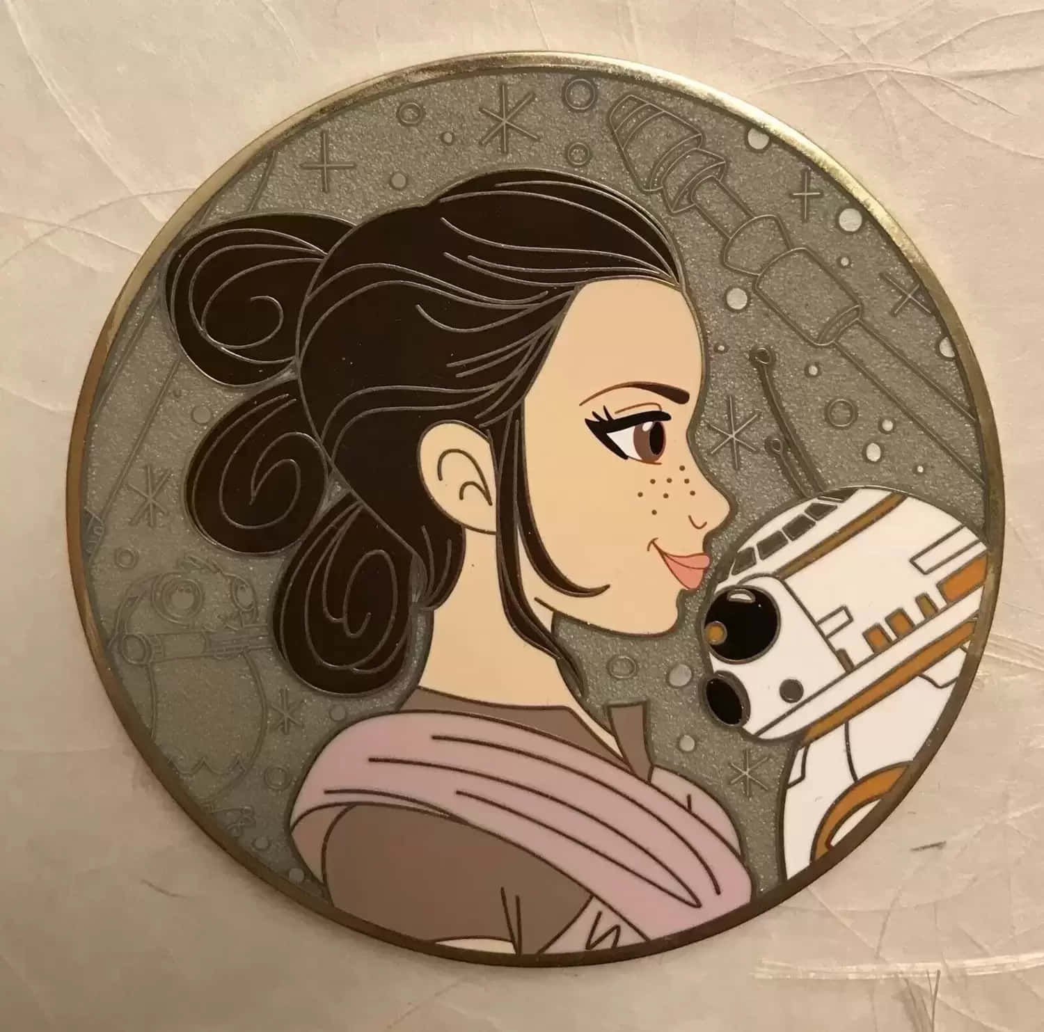Disney Profile 桌布 壁紙 — 莉亞公主和BB-8的風格化插圖，位於圓形徽章上，帶有太空主題背景細節。