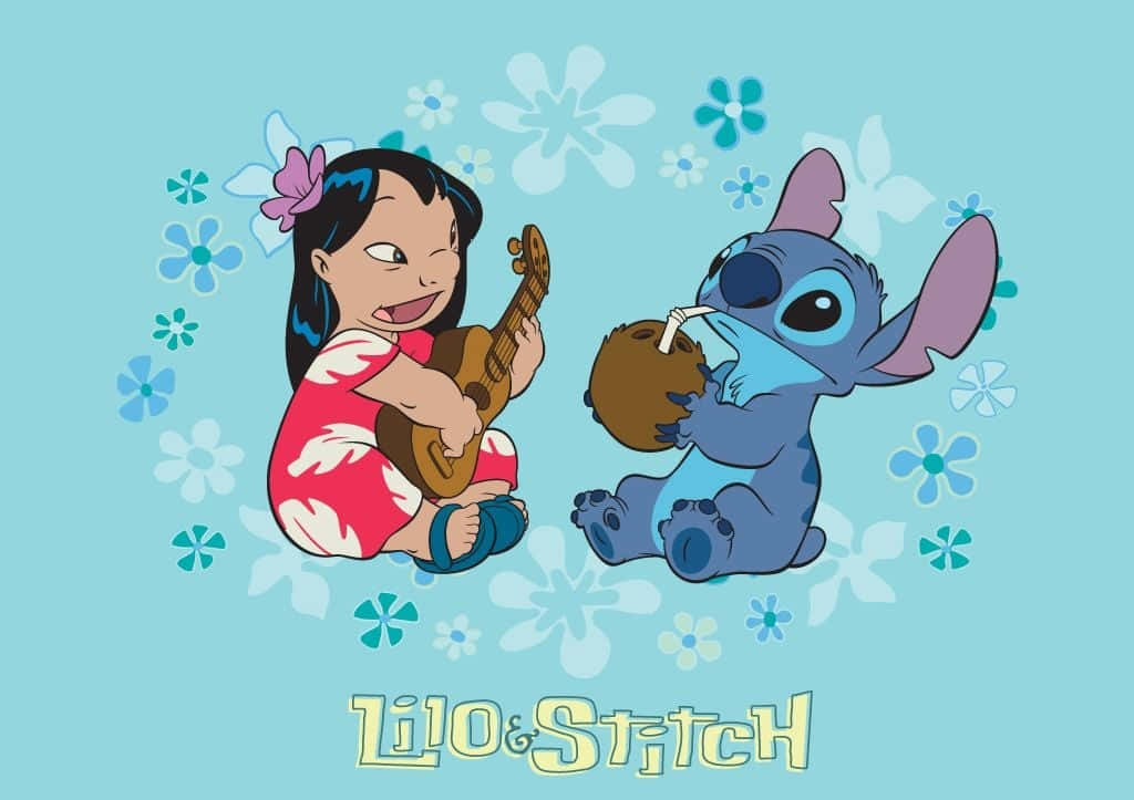Cute Lilo And Stitch 桌布 壁紙 — 莉蘿彈奏烏克麗麗，史迪奇喝著椰子水，周圍是淺藍色背景上的花卉圖案。