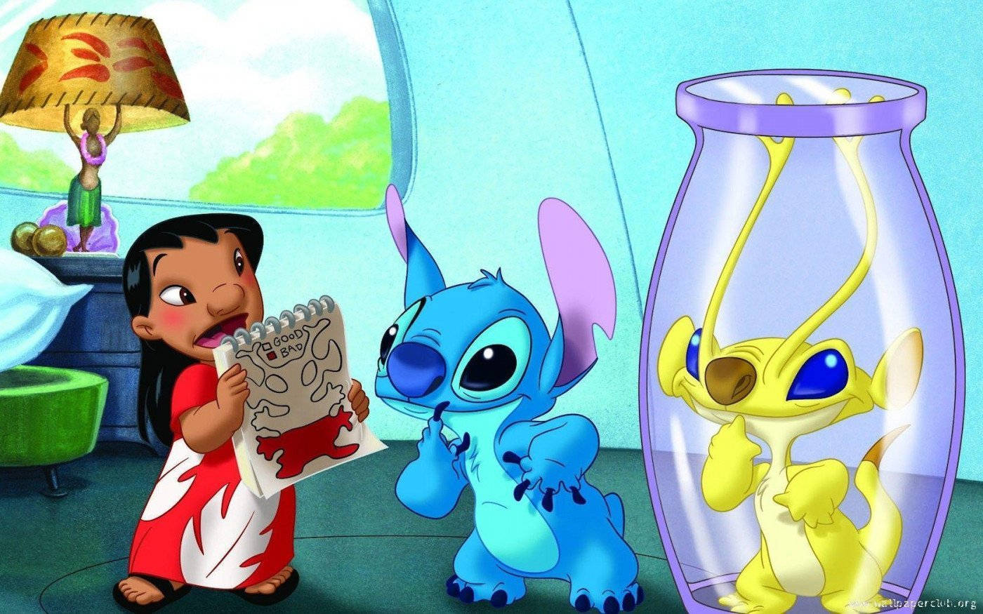 Lilo Stitch 桌布 壁紙 — 莉蘿拿著一幅史迪奇的畫，而藍色外星人和一個罐子裡的黃色外星人在色彩繽紛的臥室裡看著。