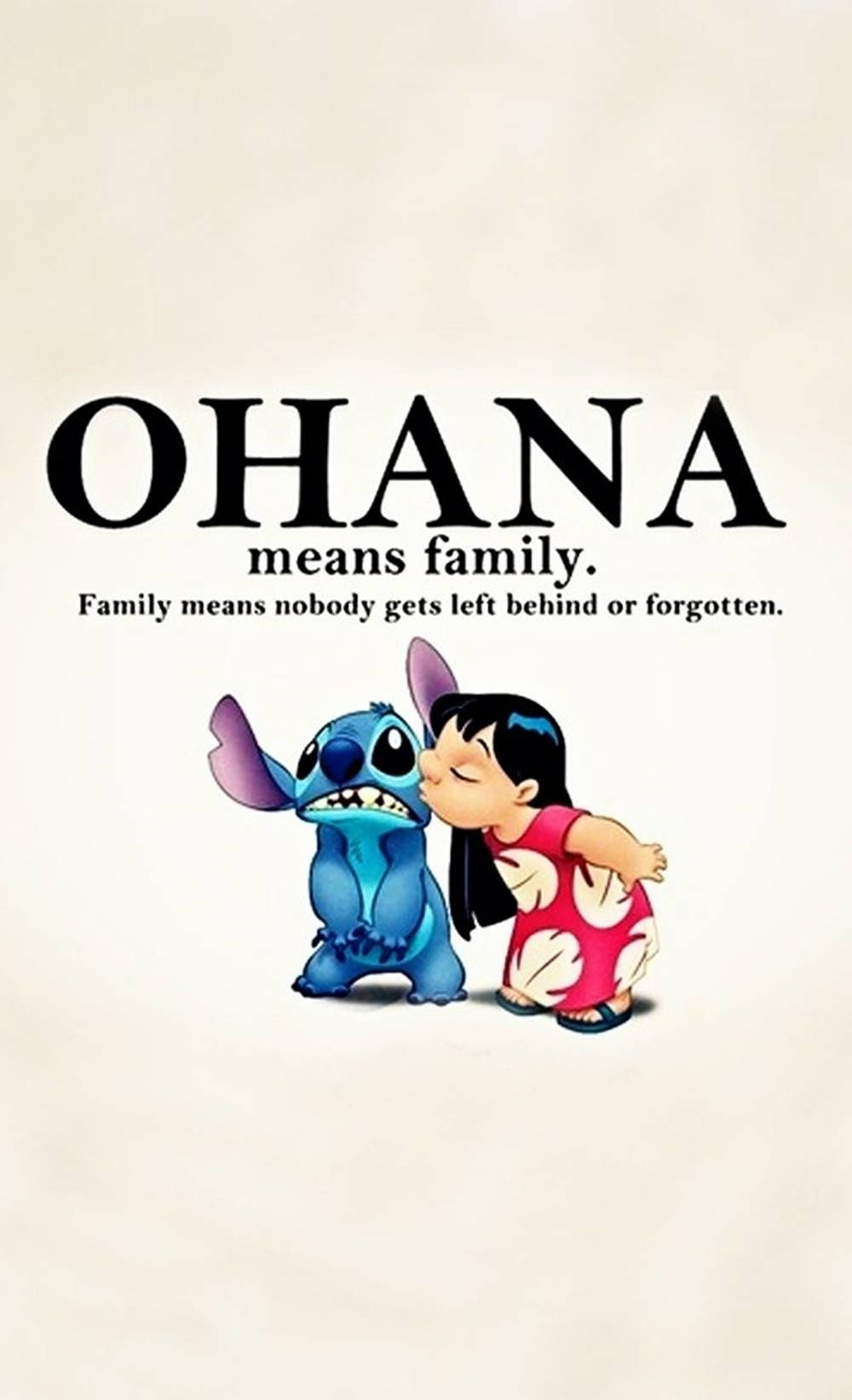 Family 桌布 壁紙 — 莉蘿深情地親吻史迪奇，粗體文字在純米色背景上宣告『Ohana 意味著家庭』。