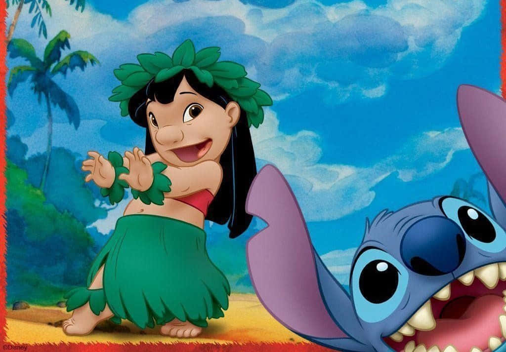 Cute Lilo And Stitch 桌布 壁紙 — 莉蘿穿著綠色草裙，在陽光普照的熱帶海灘上與史迪奇一起快樂地跳舞，背景有棕櫚樹和藍天。