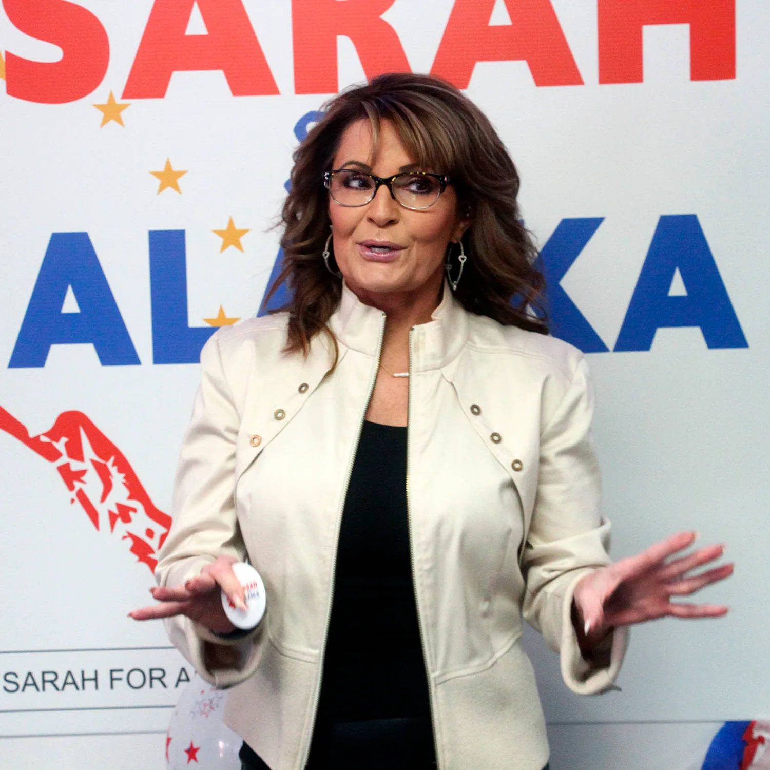 政治 桌布 壁紙 — 莎拉·佩林在競選活動中發言時做手勢，背景為「SARAH FOR ALASKA」。