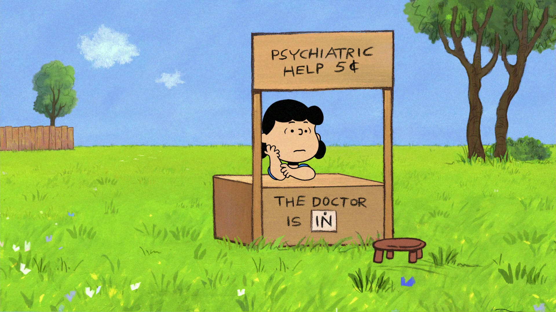 lucy 桌布 壁紙 — 莎莉·布朗坐在陽光普照、綠草如茵的田野上的一個紙板精神科亭子裡，頭頂是藍天白雲。